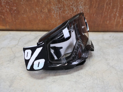 Brillen von 100%, 100% – ACCURI 2 GOGGLE MOORE / BLACK - WHITE / CLEAR LENS / MX & MTB BRILLE vor USEDBIKES - OB.DE Hintergrund