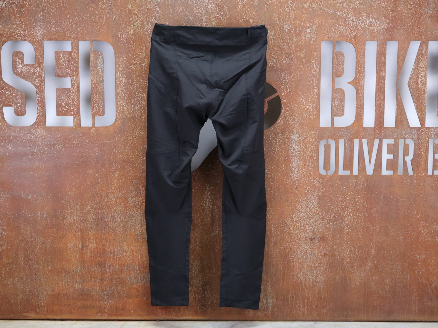 Hosen Herren von 100%, 100% – AIRMATIC BIKE HOSE HERREN / BLACK / 4 - WAY STRETCH / TRAIL & ALL - MOUNTAIN vor USEDBIKES - OB.DE Hintergrund