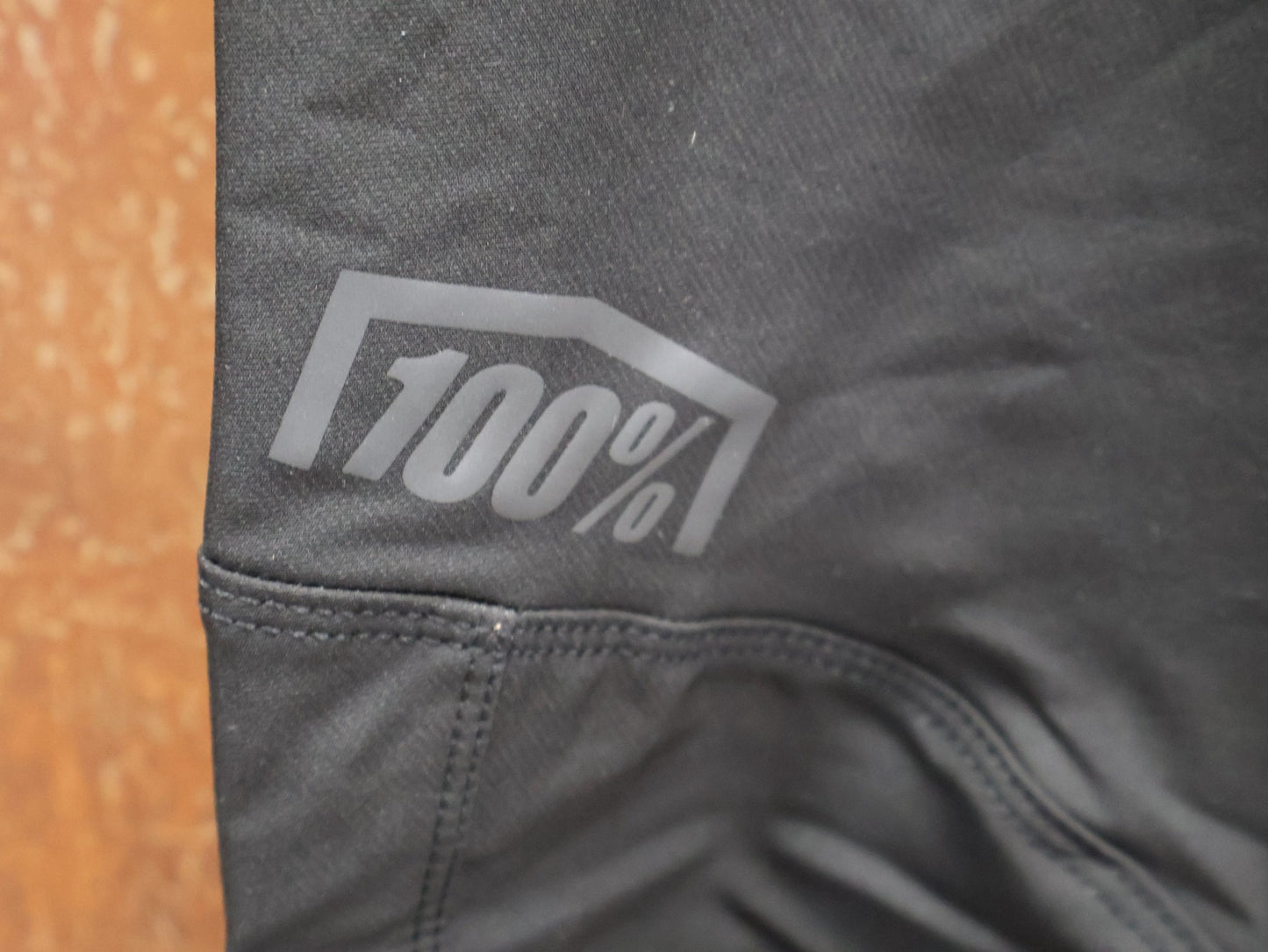 Hosen Herren von 100%, 100% – AIRMATIC BIKE HOSE HERREN / BLACK / 4 - WAY STRETCH / TRAIL & ALL - MOUNTAIN vor USEDBIKES - OB.DE Hintergrund