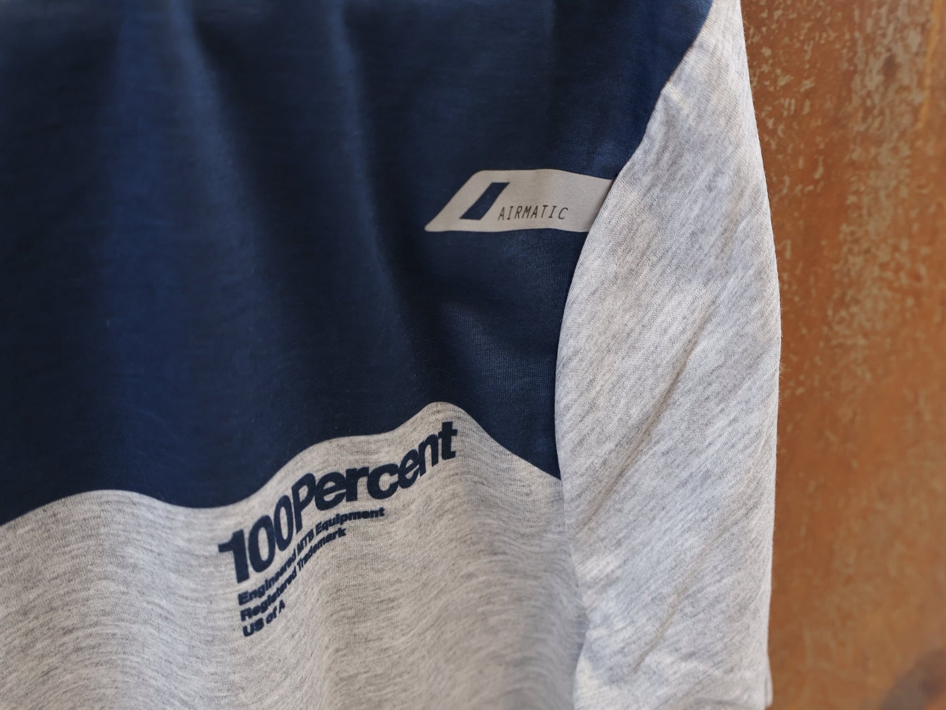 Trikot Herren von 100%, 100% AIRMATIC JERSEY / HERREN / GR. S / GRAU-MIDNIGHT / MTB TRAIL vor USEDBIKES-OB.DE Hintergrund