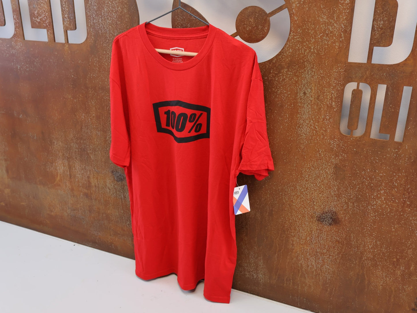Freizeitbekleidung von 100%, 100% ESSENTIAL T-SHIRT / ROT / GR. XL / GROSSES BRUST-LOGO / COTTON-MIX vor USEDBIKES-OB.DE Hintergrund