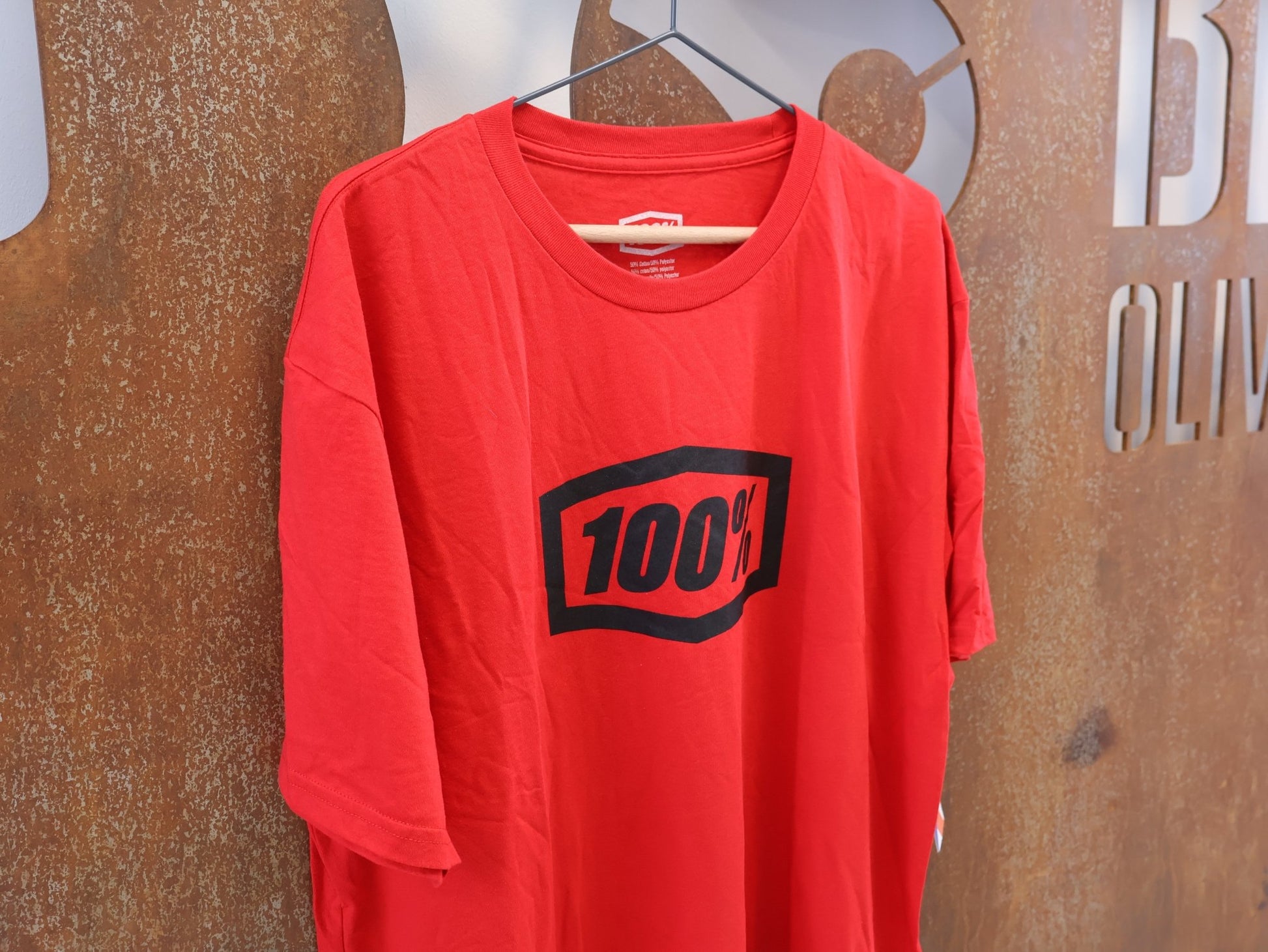 Freizeitbekleidung von 100%, 100% ESSENTIAL T-SHIRT / ROT / GR. XL / GROSSES BRUST-LOGO / COTTON-MIX vor USEDBIKES-OB.DE Hintergrund