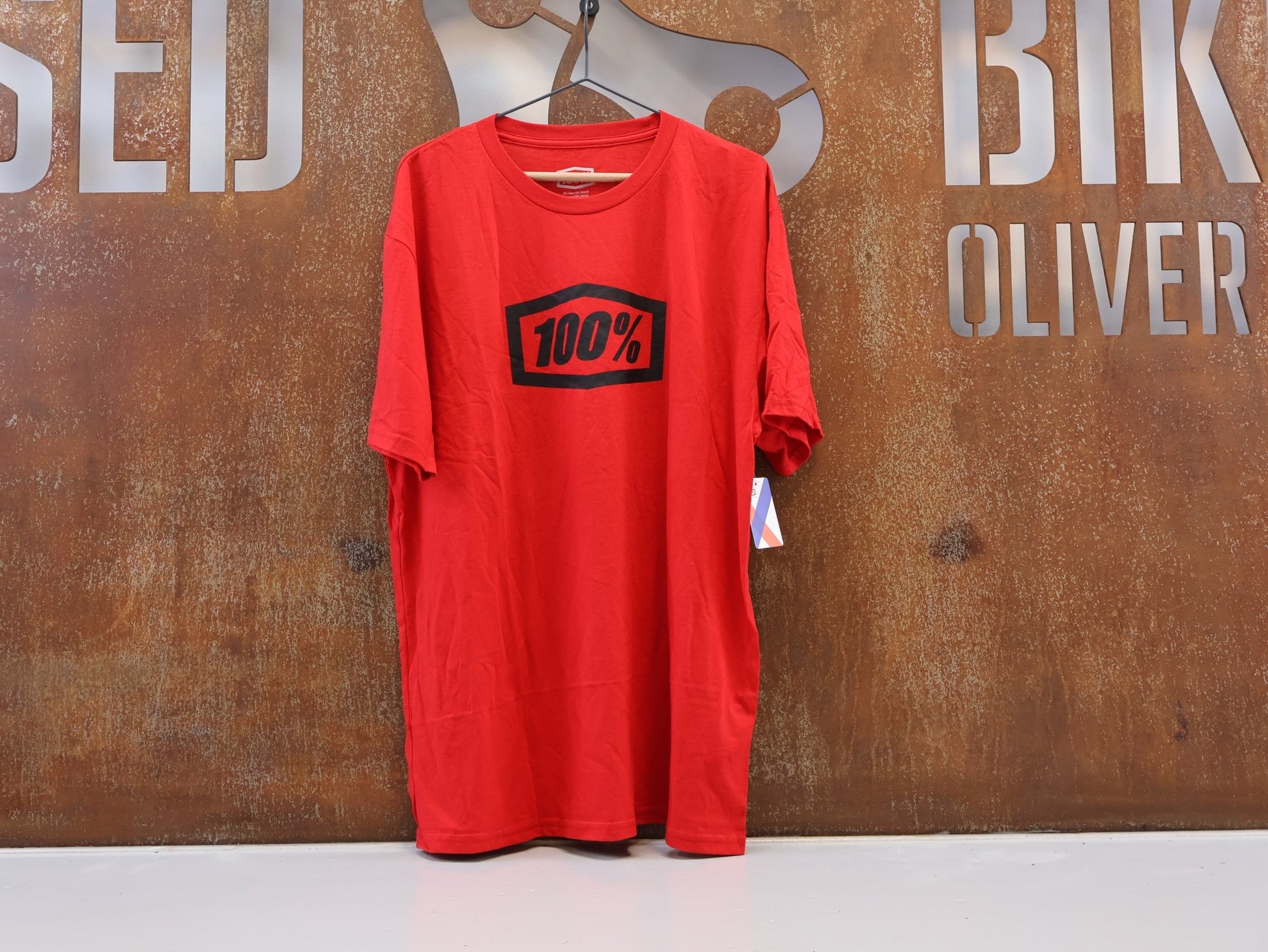 Freizeitbekleidung von 100%, 100% ESSENTIAL T-SHIRT / ROT / GR. XL / GROSSES BRUST-LOGO / COTTON-MIX vor USEDBIKES-OB.DE Hintergrund