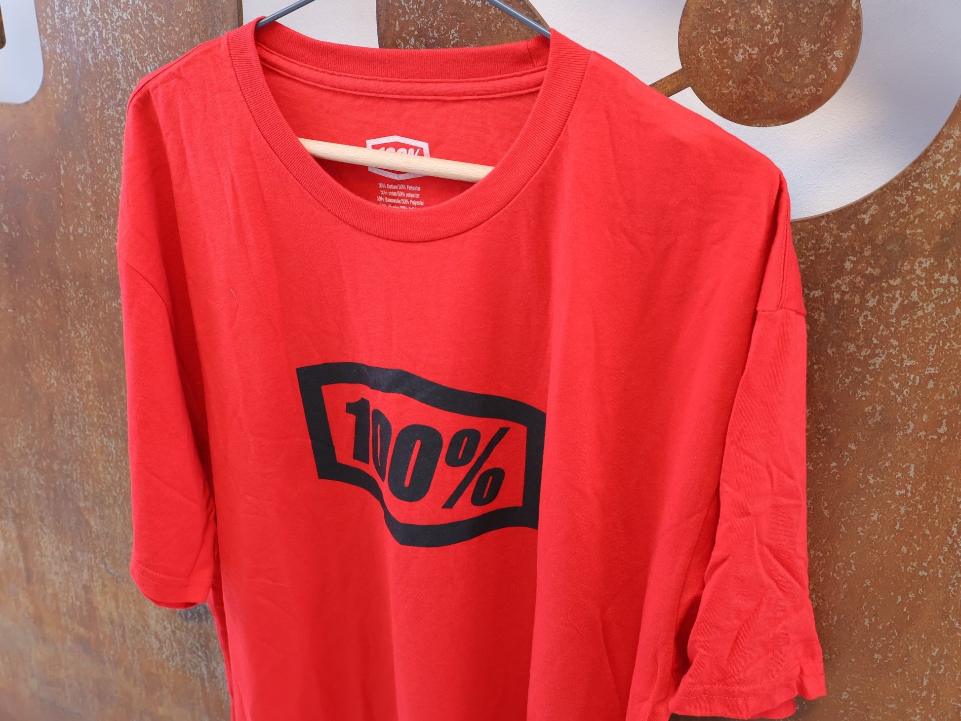 Freizeitbekleidung von 100%, 100% ESSENTIAL T-SHIRT / ROT / GR. XL / GROSSES BRUST-LOGO / COTTON-MIX vor USEDBIKES-OB.DE Hintergrund