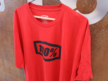 Freizeitbekleidung von 100%, 100% ESSENTIAL T-SHIRT / ROT / GR. XL / GROSSES BRUST-LOGO / COTTON-MIX vor USEDBIKES-OB.DE Hintergrund