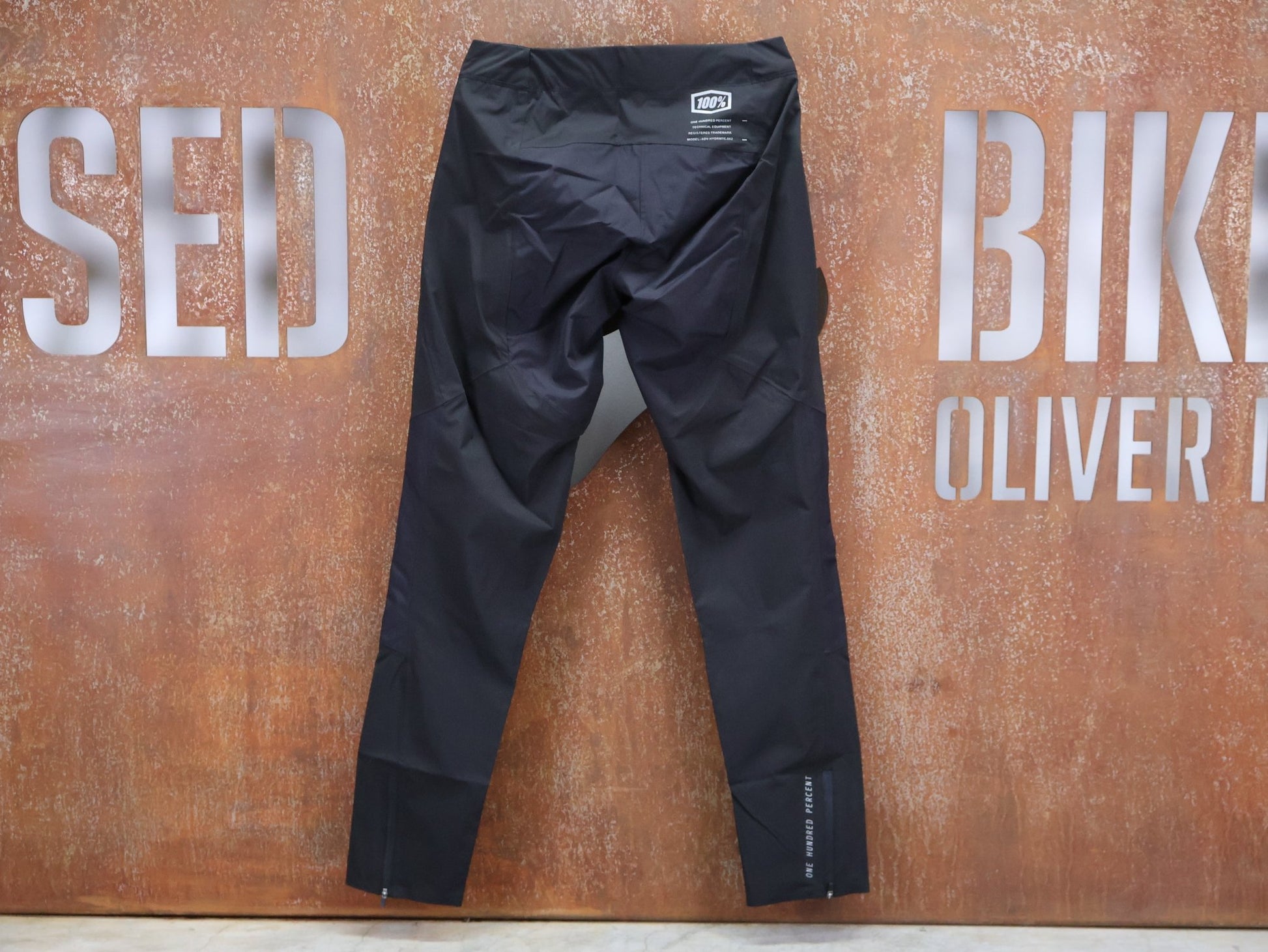 Hosen Herren von 100%, 100% – HYDROMATIC HOSE / BLACK / REGENHOSE / BOA SYSTEM / MTB vor USEDBIKES - OB.DE Hintergrund