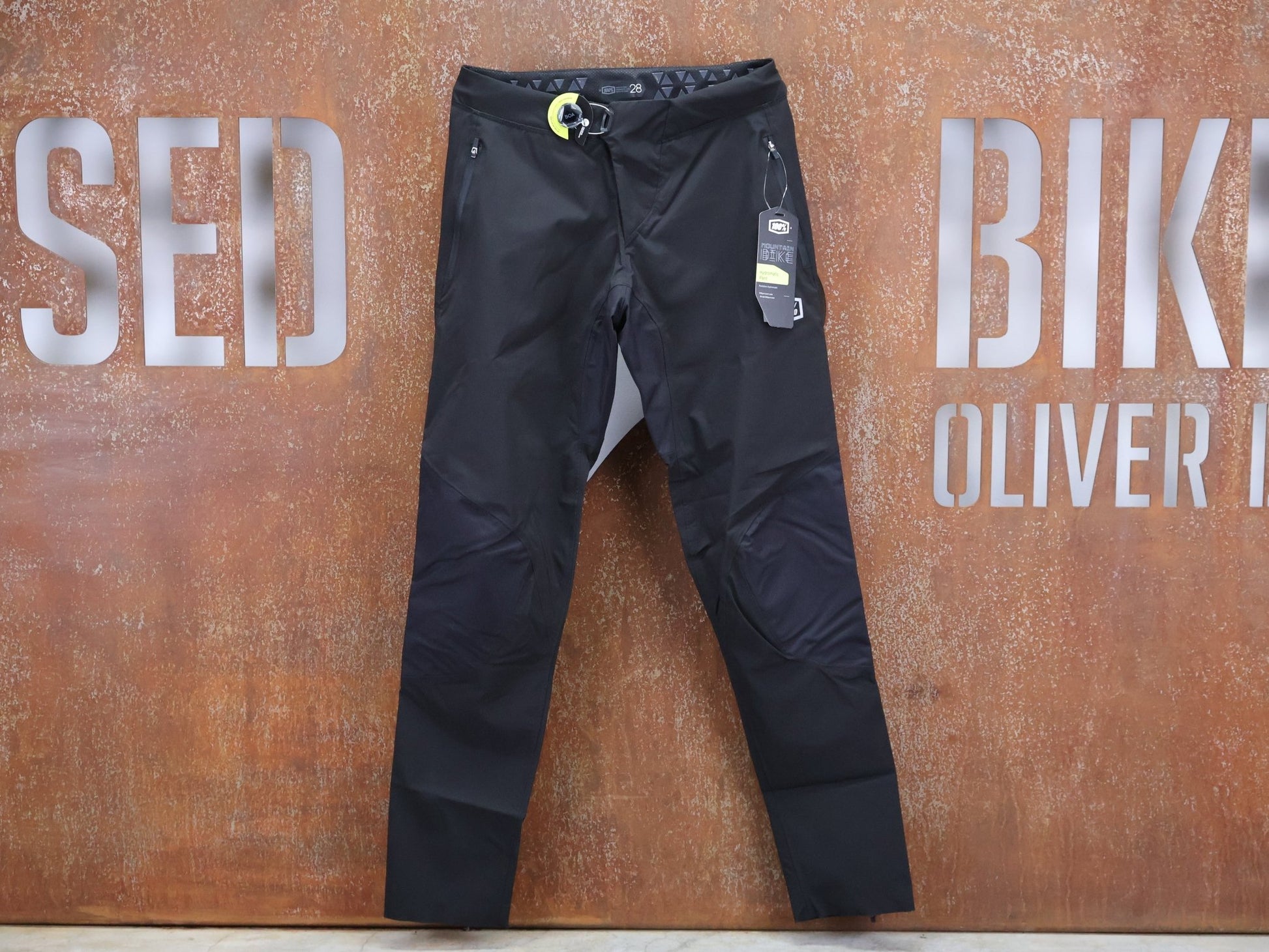 Hosen Herren von 100%, 100% – HYDROMATIC HOSE / BLACK / REGENHOSE / BOA SYSTEM / MTB vor USEDBIKES - OB.DE Hintergrund