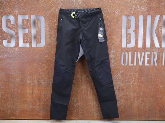 Hosen Herren von 100%, 100% – HYDROMATIC HOSE / BLACK / REGENHOSE / BOA SYSTEM / MTB vor USEDBIKES - OB.DE Hintergrund