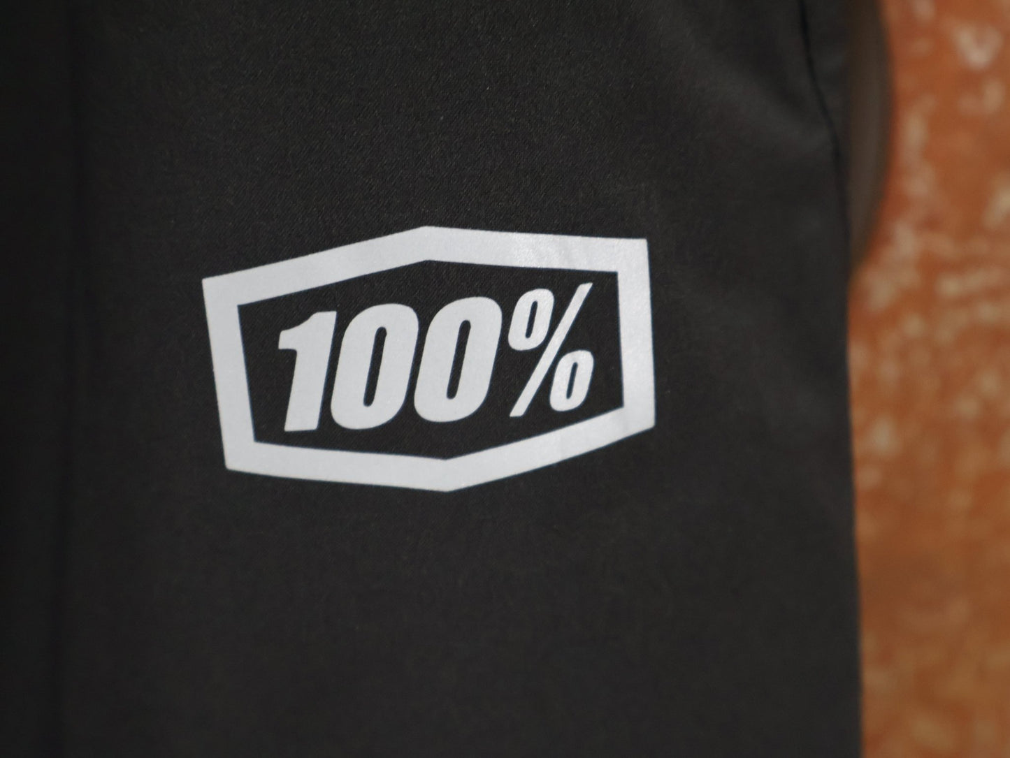 Hosen Herren von 100%, 100% – HYDROMATIC HOSE / BLACK / REGENHOSE / BOA SYSTEM / MTB vor USEDBIKES - OB.DE Hintergrund