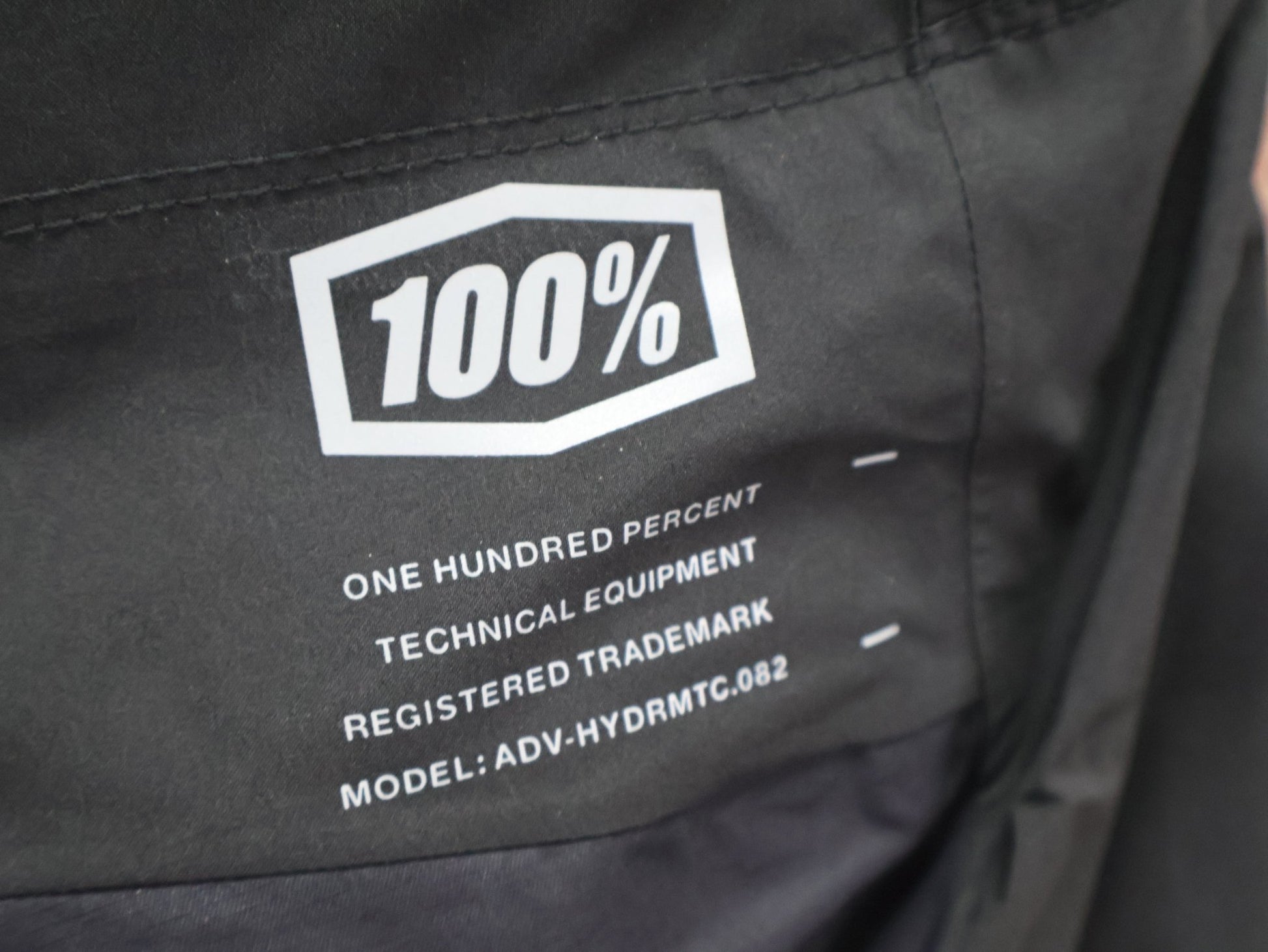 Hosen Herren von 100%, 100% – HYDROMATIC HOSE / BLACK / REGENHOSE / BOA SYSTEM / MTB vor USEDBIKES - OB.DE Hintergrund