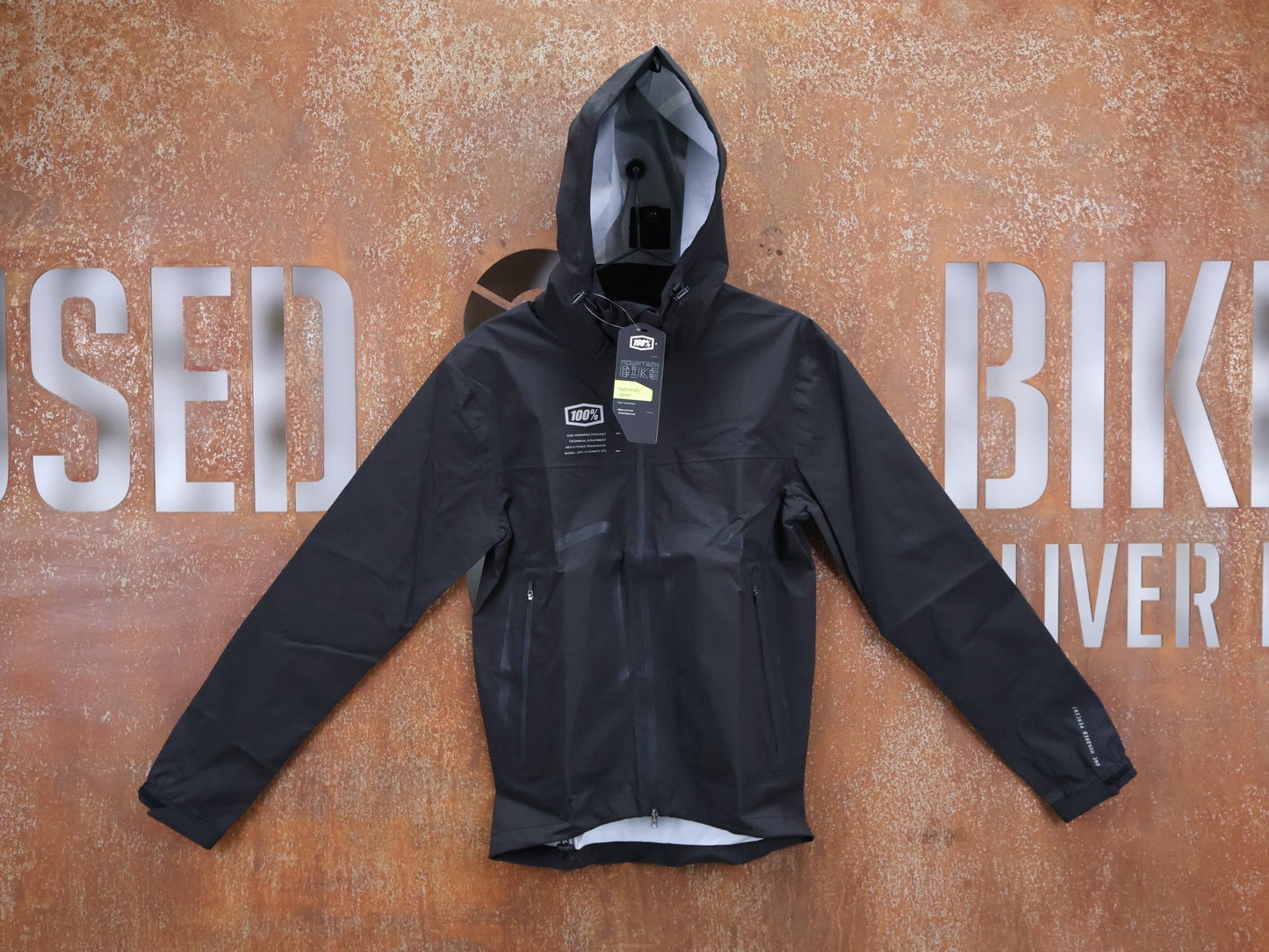 Regenbekleidung Herren von 100%, 100% – HYDROMATIC JACKE HERREN / BLACK / REGENJACKE / STRETCH MATERIAL vor USEDBIKES - OB.DE Hintergrund