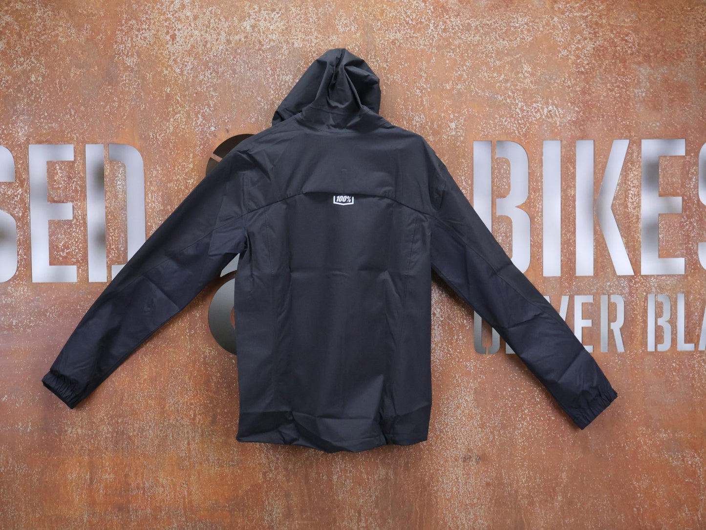 Regenbekleidung Herren von 100%, 100% – HYDROMATIC JACKE HERREN / BLACK / REGENJACKE / STRETCH MATERIAL vor USEDBIKES - OB.DE Hintergrund