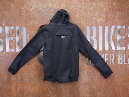 Regenbekleidung Herren von 100%, 100% – HYDROMATIC JACKE HERREN / BLACK / REGENJACKE / STRETCH MATERIAL vor USEDBIKES - OB.DE Hintergrund