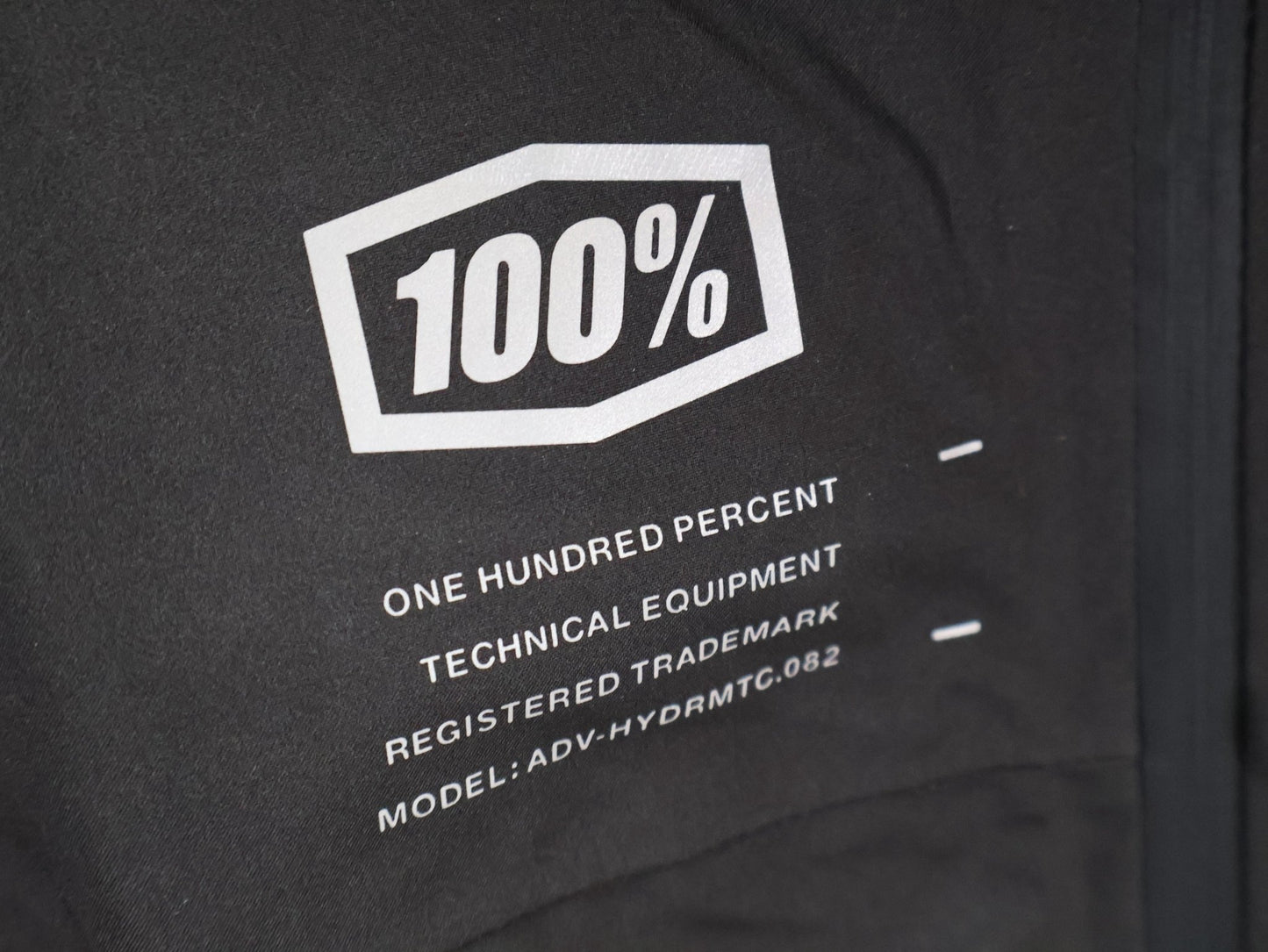 Regenbekleidung Herren von 100%, 100% – HYDROMATIC JACKE HERREN / BLACK / REGENJACKE / STRETCH MATERIAL vor USEDBIKES - OB.DE Hintergrund