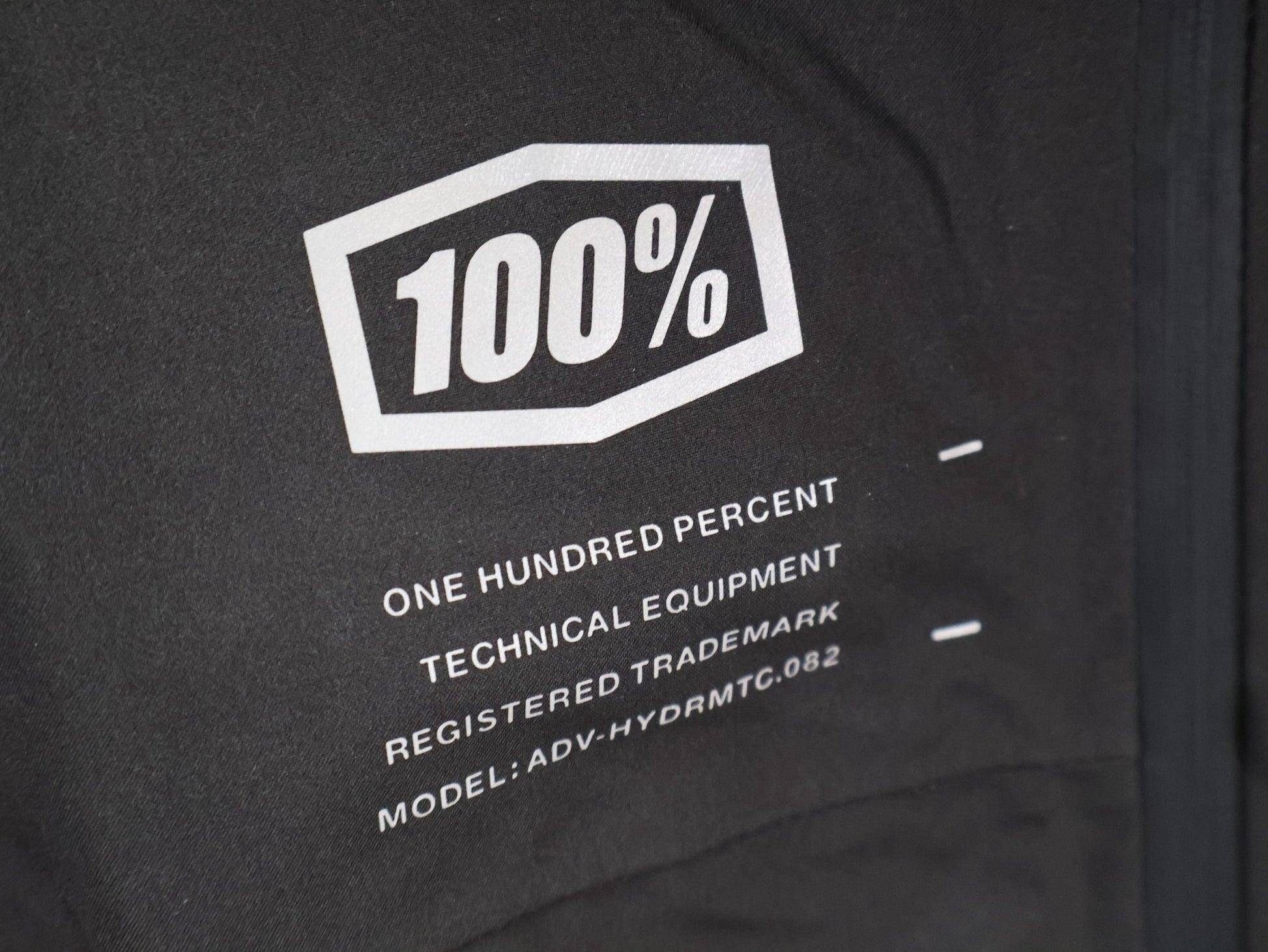 Regenbekleidung Herren von 100%, 100% – HYDROMATIC JACKE HERREN / BLACK / REGENJACKE / STRETCH MATERIAL vor USEDBIKES - OB.DE Hintergrund