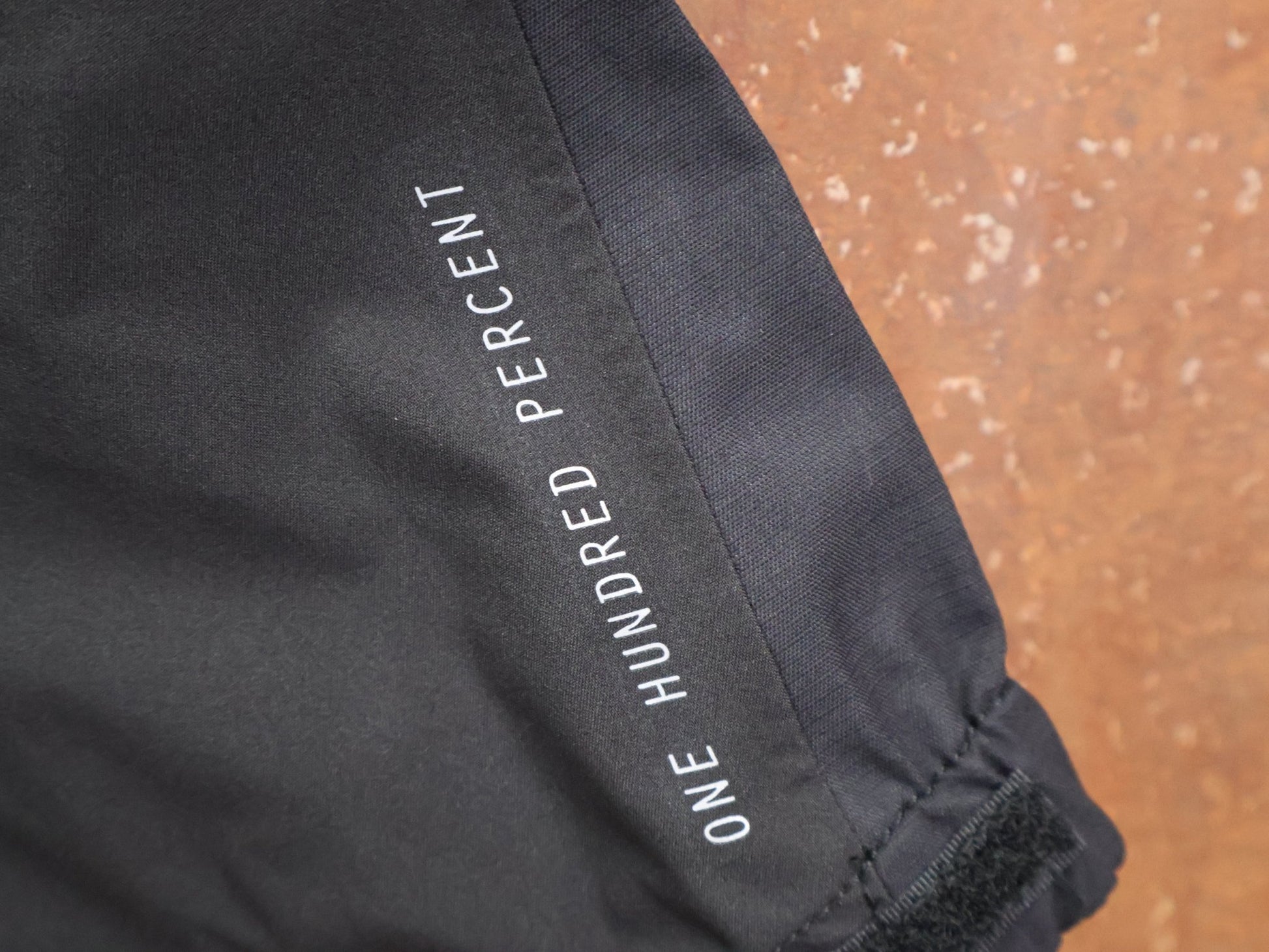 Regenbekleidung Herren von 100%, 100% – HYDROMATIC JACKE HERREN / BLACK / REGENJACKE / STRETCH MATERIAL vor USEDBIKES - OB.DE Hintergrund