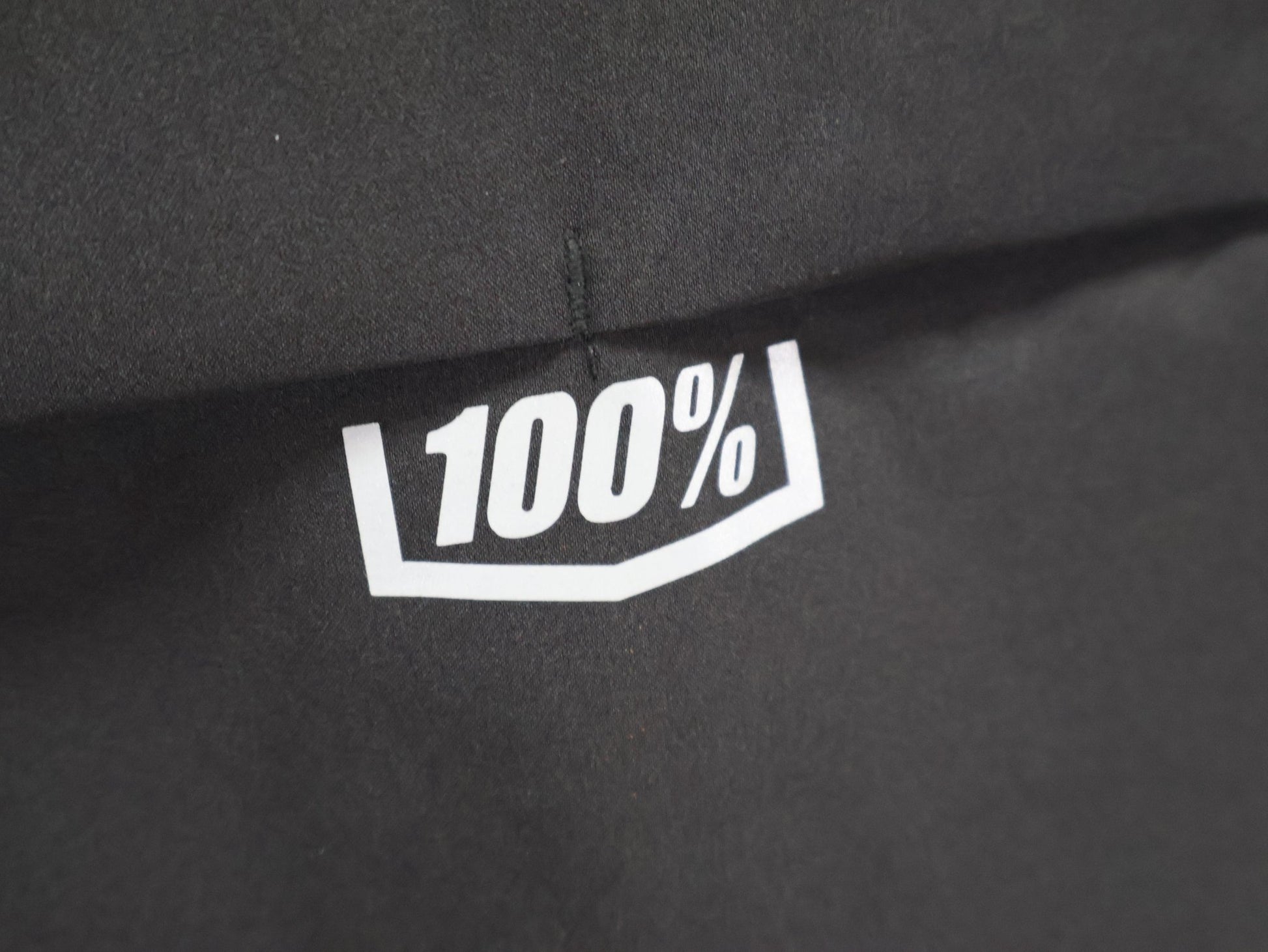 Regenbekleidung Herren von 100%, 100% – HYDROMATIC JACKE HERREN / BLACK / REGENJACKE / STRETCH MATERIAL vor USEDBIKES - OB.DE Hintergrund