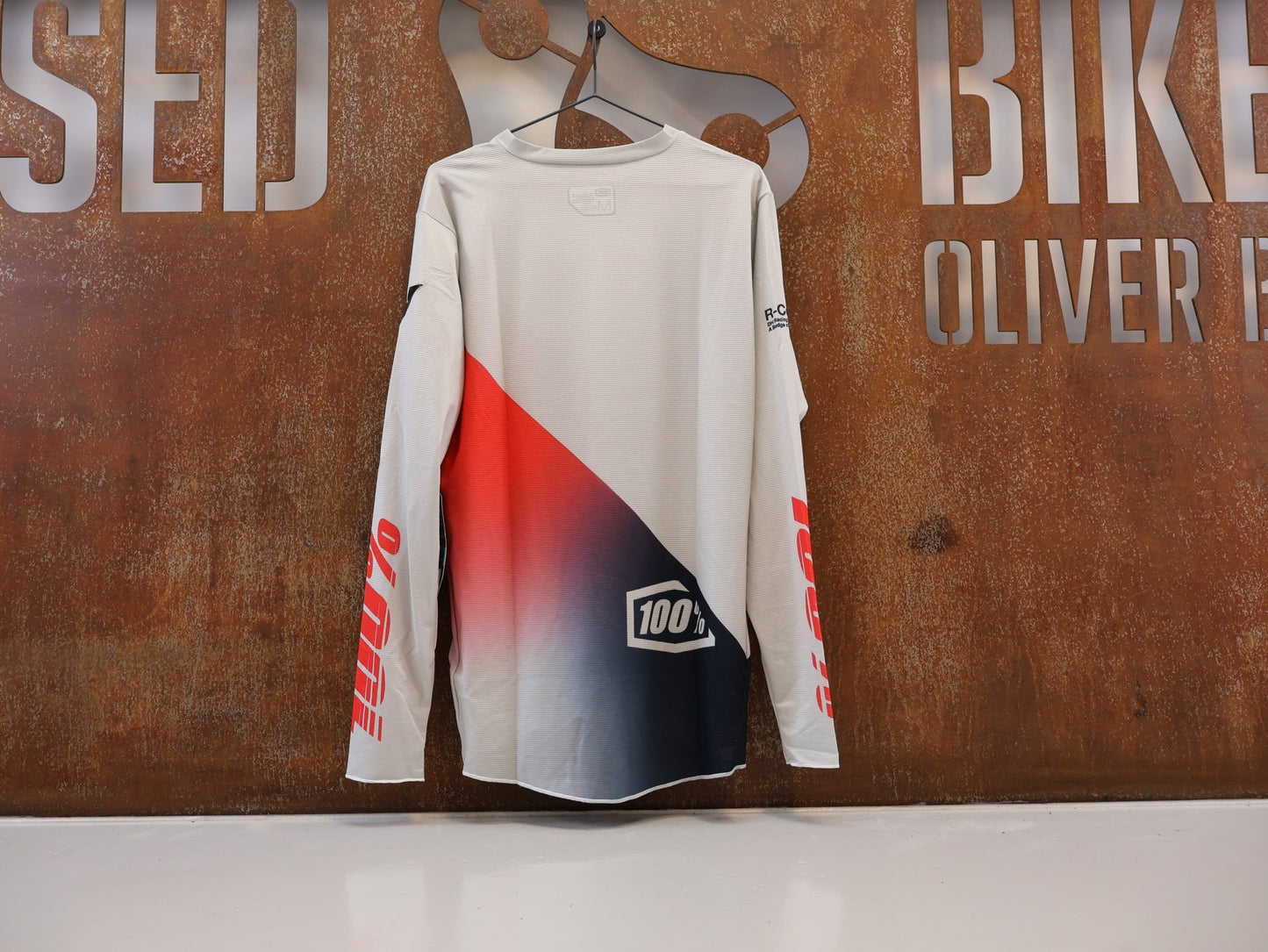 Trikot Herren von 100%, 100% R-CORE-X LS JERSEY / GREY-RACER RED / DOWNHILL & ENDURO / M vor USEDBIKES-OB.DE Hintergrund
