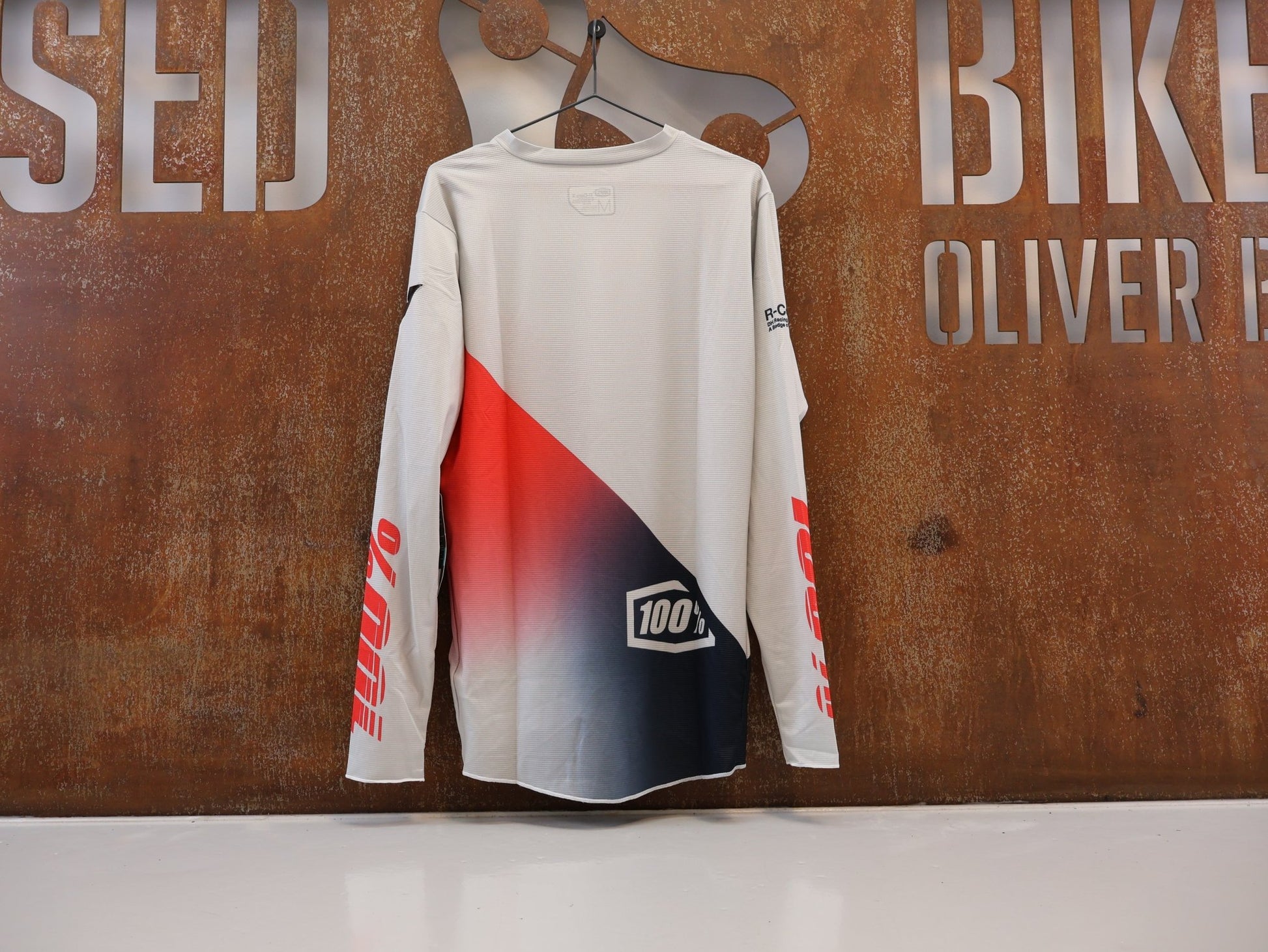 Trikot Herren von 100%, 100% R-CORE-X LS JERSEY / GREY-RACER RED / DOWNHILL & ENDURO / M vor USEDBIKES-OB.DE Hintergrund