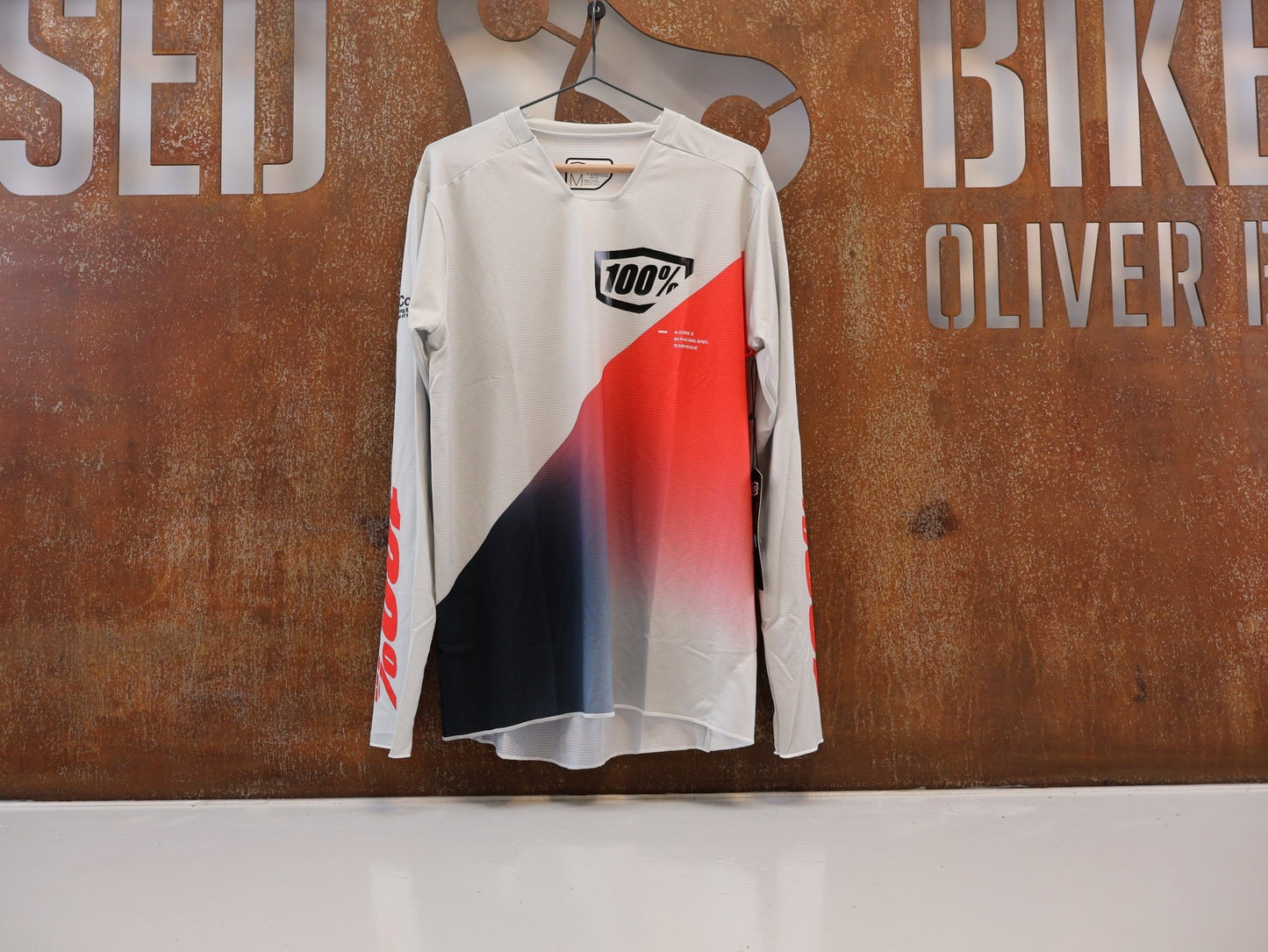 Trikot Herren von 100%, 100% R-CORE-X LS JERSEY / GREY-RACER RED / DOWNHILL & ENDURO / M vor USEDBIKES-OB.DE Hintergrund