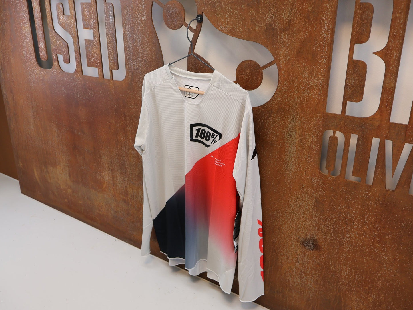 Trikot Herren von 100%, 100% R-CORE-X LS JERSEY / GREY-RACER RED / DOWNHILL & ENDURO / M vor USEDBIKES-OB.DE Hintergrund