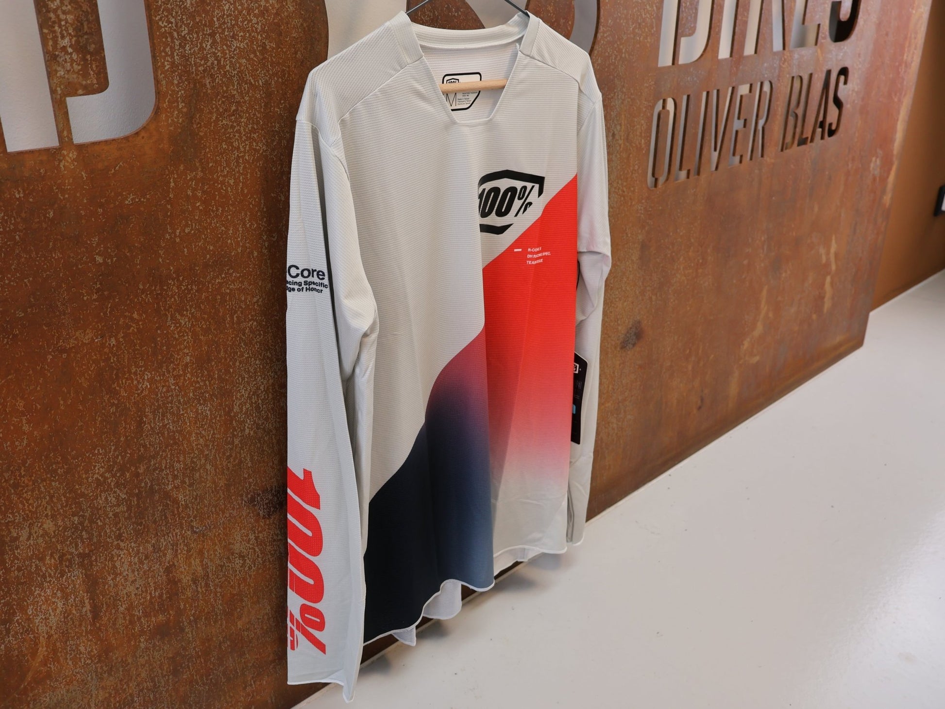 Trikot Herren von 100%, 100% R-CORE-X LS JERSEY / GREY-RACER RED / DOWNHILL & ENDURO / M vor USEDBIKES-OB.DE Hintergrund