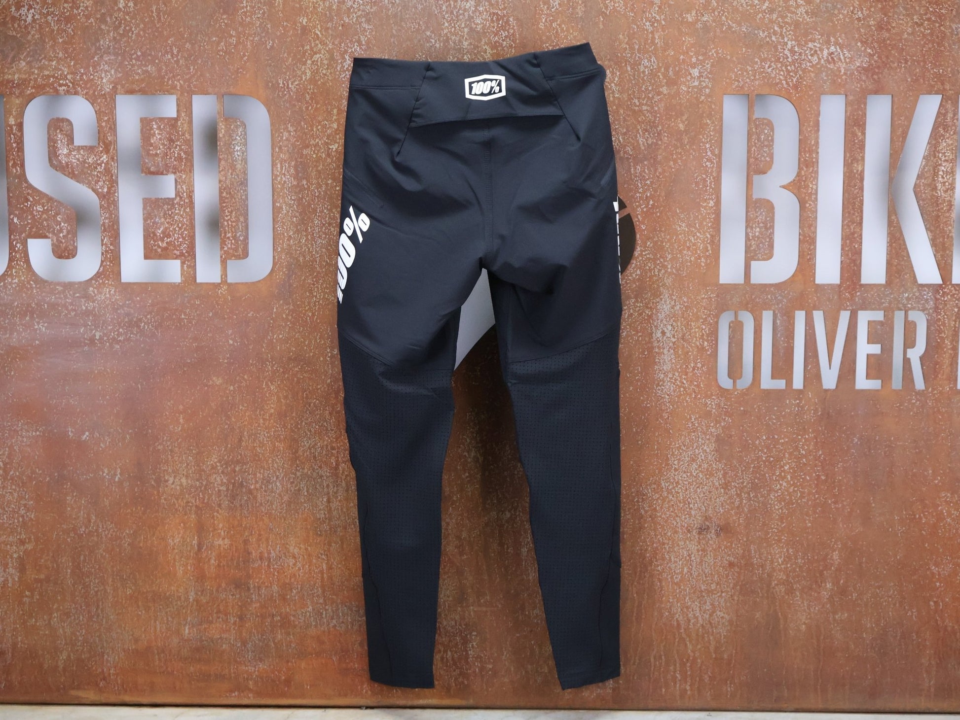 Hosen Herren von 100%, 100% – R - CORE X PANTS / BLACK / 4 - WAY STRETCH / DOWNHILL & ENDURO vor USEDBIKES - OB.DE Hintergrund