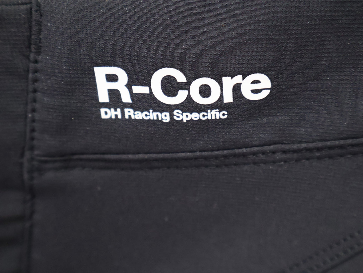 Hosen Herren von 100%, 100% – R - CORE X PANTS / BLACK - WHITE / DH & ENDURO / 4 - WAY STRETCH vor USEDBIKES - OB.DE Hintergrund