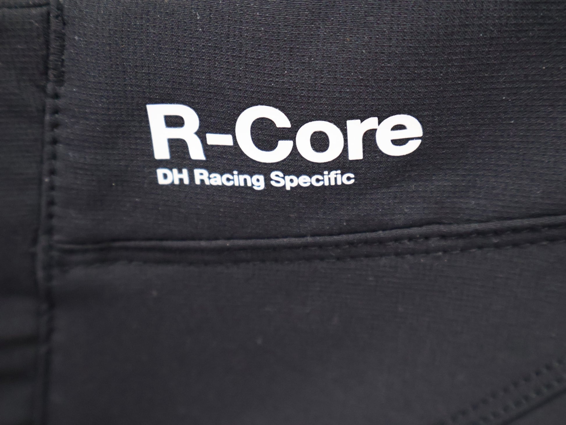 Hosen Herren von 100%, 100% – R - CORE X PANTS / BLACK - WHITE / DH & ENDURO / 4 - WAY STRETCH vor USEDBIKES - OB.DE Hintergrund