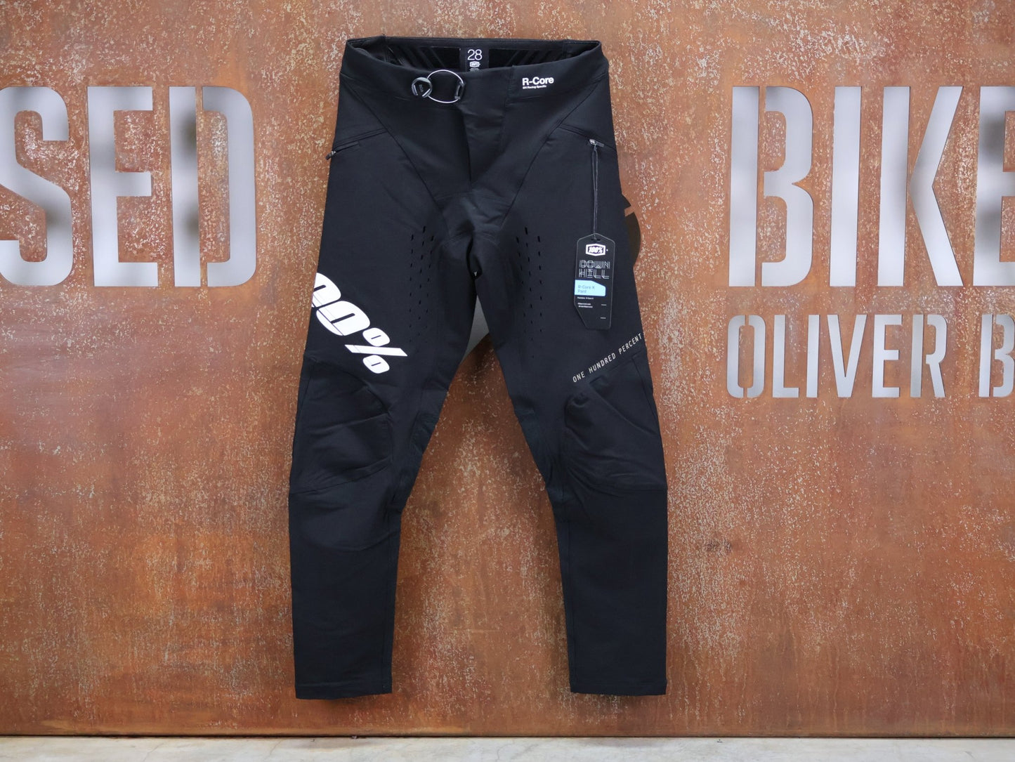 Hosen Herren von 100%, 100% – R - CORE X PANTS / BLACK - WHITE / DH & ENDURO / 4 - WAY STRETCH vor USEDBIKES - OB.DE Hintergrund