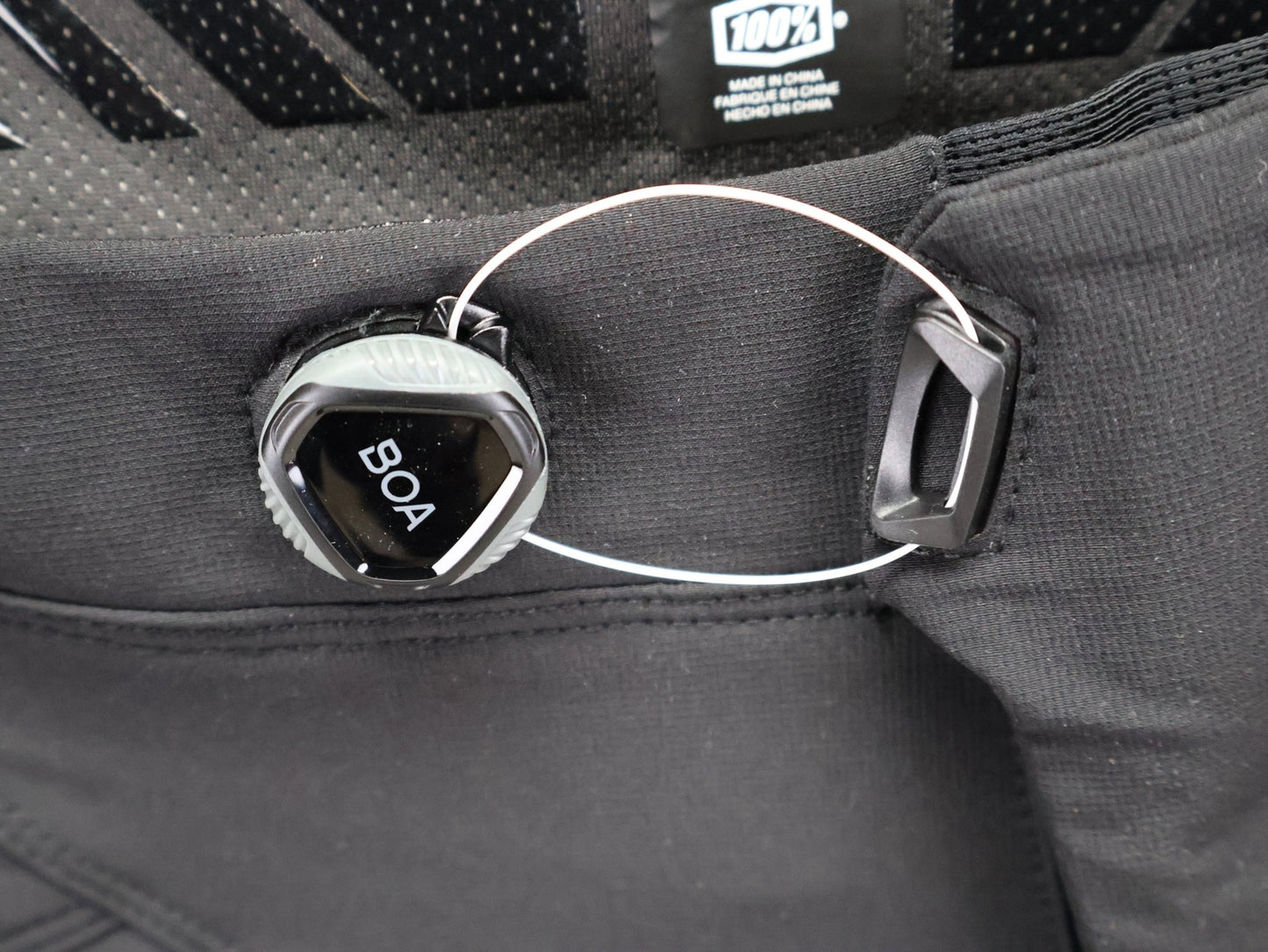 Hosen Herren von 100%, 100% – R - CORE X PANTS / BLACK - WHITE / DH & ENDURO / 4 - WAY STRETCH vor USEDBIKES - OB.DE Hintergrund