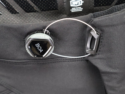 Hosen Herren von 100%, 100% – R - CORE X PANTS / BLACK - WHITE / DH & ENDURO / 4 - WAY STRETCH vor USEDBIKES - OB.DE Hintergrund