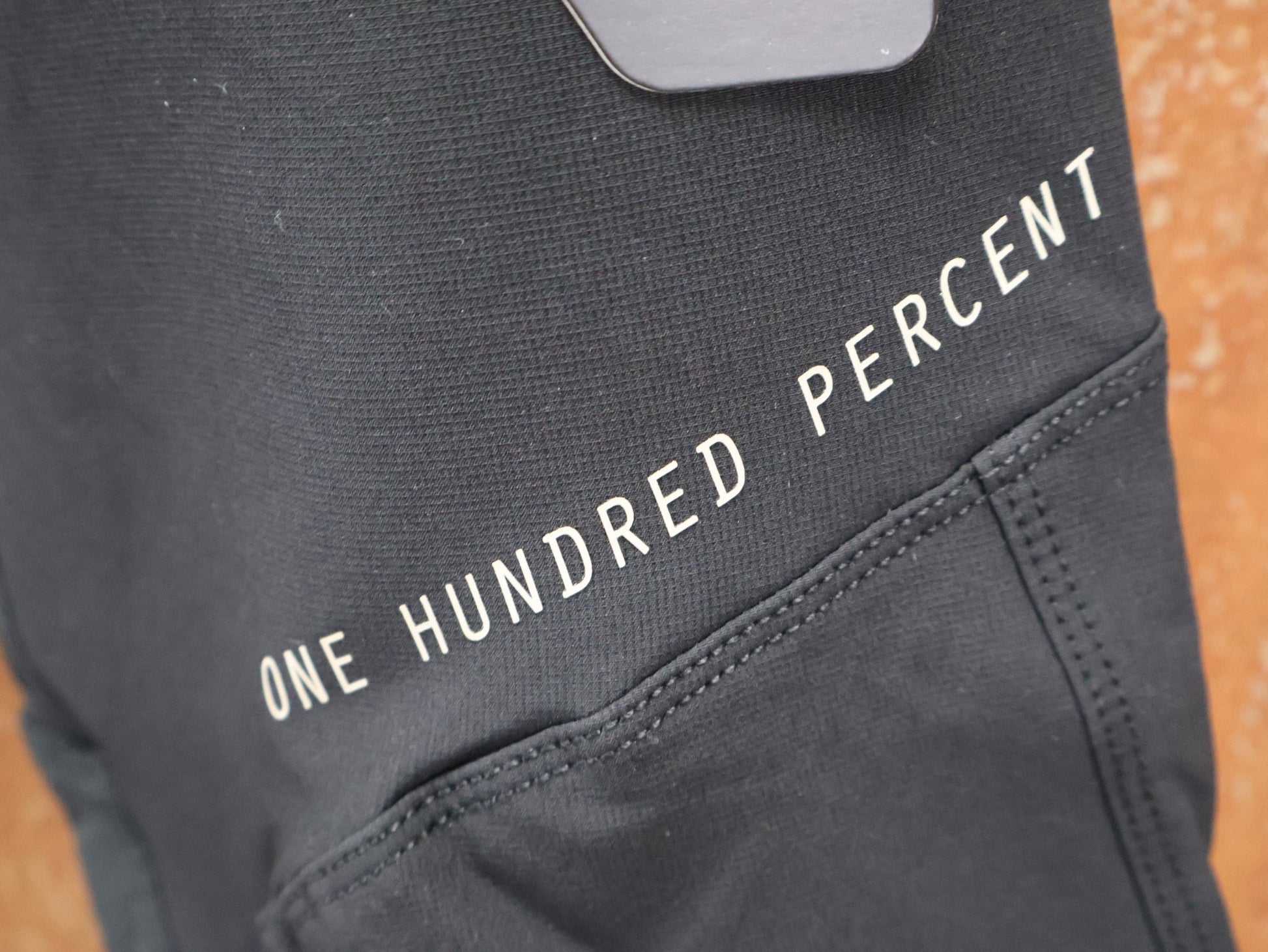 Hosen Herren von 100%, 100% – R - CORE X PANTS / BLACK - WHITE / DH & ENDURO / 4 - WAY STRETCH vor USEDBIKES - OB.DE Hintergrund