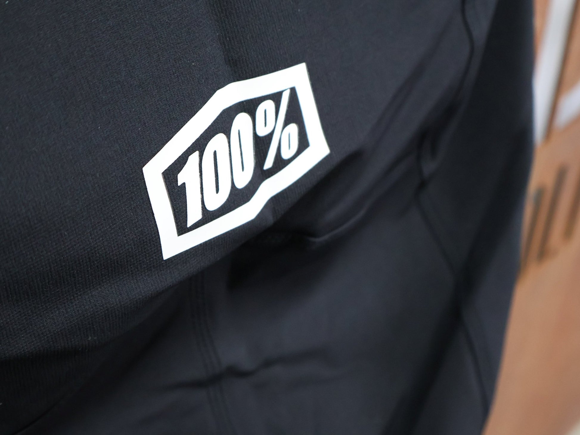Hosen Herren von 100%, 100% – R - CORE X PANTS / BLACK - WHITE / DH & ENDURO / 4 - WAY STRETCH vor USEDBIKES - OB.DE Hintergrund