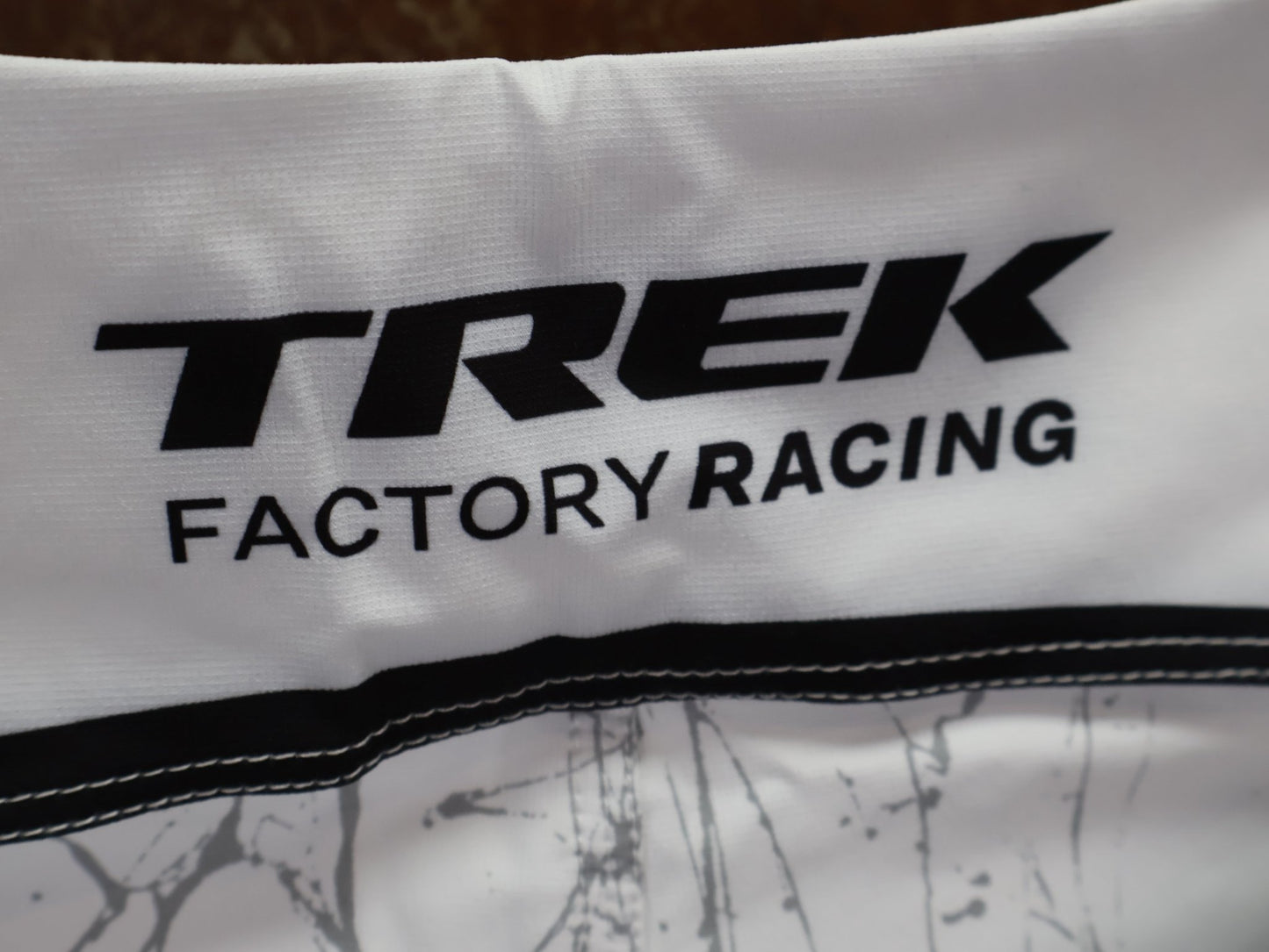 Hosen Herren von 100%, 100% – R - CORE X PANTS / BLACK - WHITE / TREK FACTORY RACING TEAM GRAPHICS / 4 - WAY STRETCH vor USEDBIKES - OB.DE Hintergrund