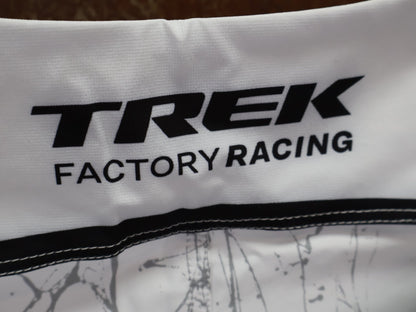 Hosen Herren von 100%, 100% – R - CORE X PANTS / BLACK - WHITE / TREK FACTORY RACING TEAM GRAPHICS / 4 - WAY STRETCH vor USEDBIKES - OB.DE Hintergrund