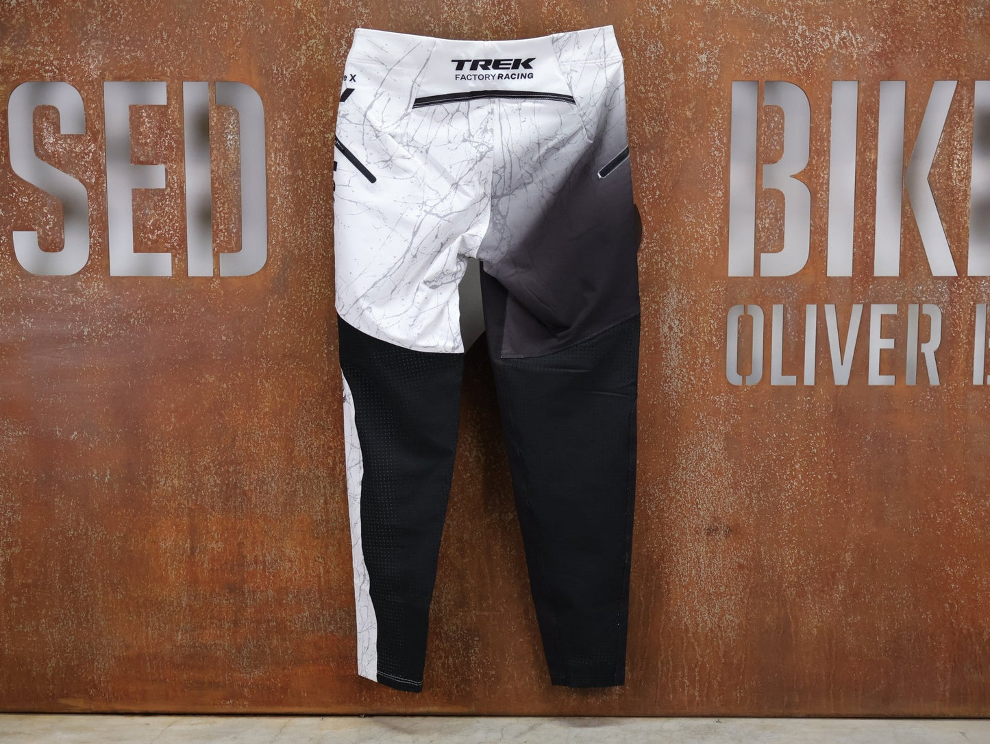 Hosen Herren von 100%, 100% – R - CORE X PANTS / BLACK - WHITE / TREK FACTORY RACING TEAM GRAPHICS / 4 - WAY STRETCH vor USEDBIKES - OB.DE Hintergrund