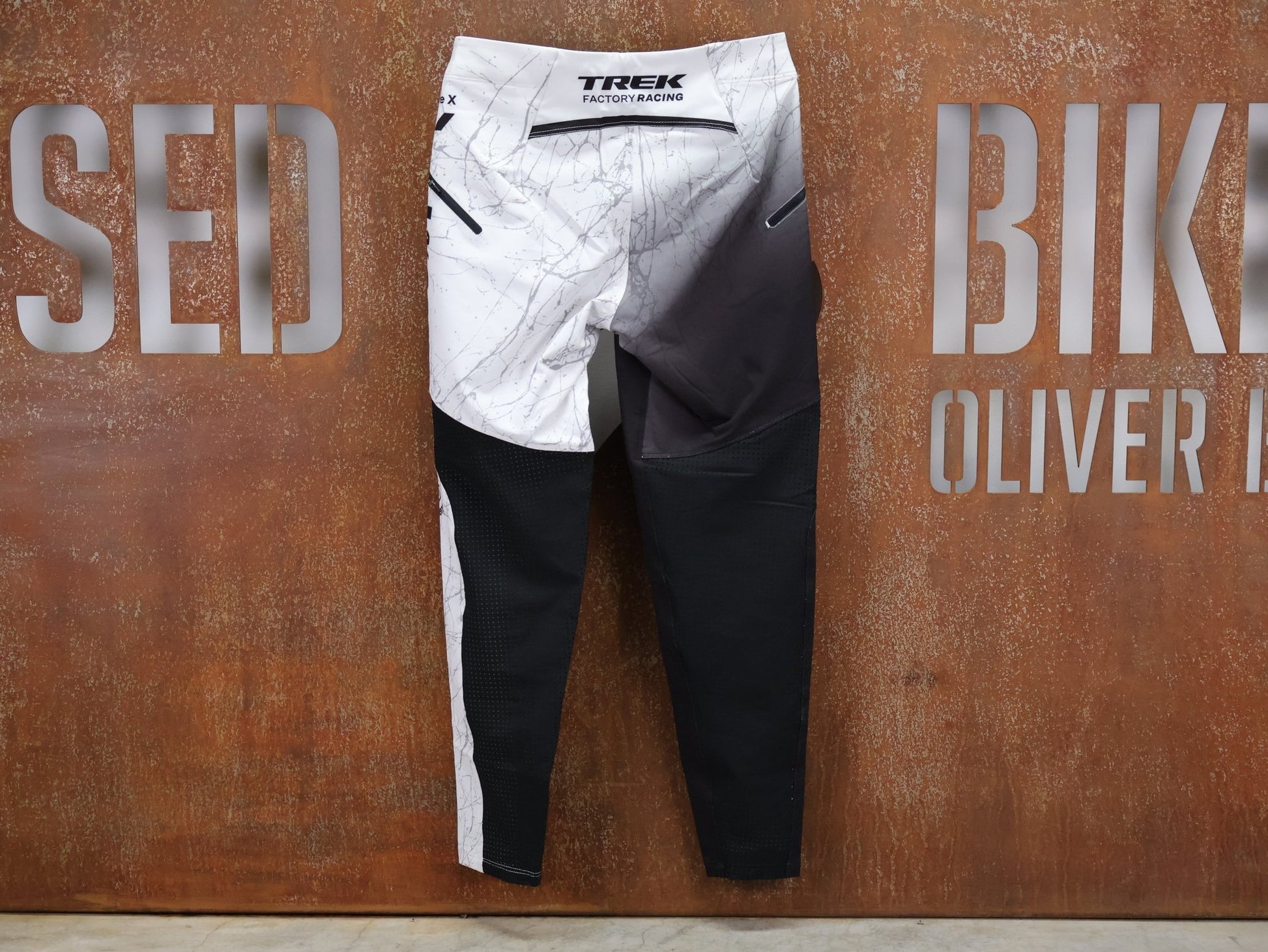 Hosen Herren von 100%, 100% – R - CORE X PANTS / BLACK - WHITE / TREK FACTORY RACING TEAM GRAPHICS / 4 - WAY STRETCH vor USEDBIKES - OB.DE Hintergrund