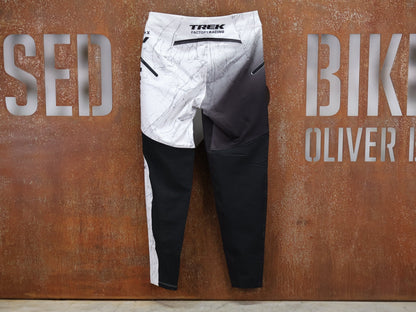 Hosen Herren von 100%, 100% – R - CORE X PANTS / BLACK - WHITE / TREK FACTORY RACING TEAM GRAPHICS / 4 - WAY STRETCH vor USEDBIKES - OB.DE Hintergrund