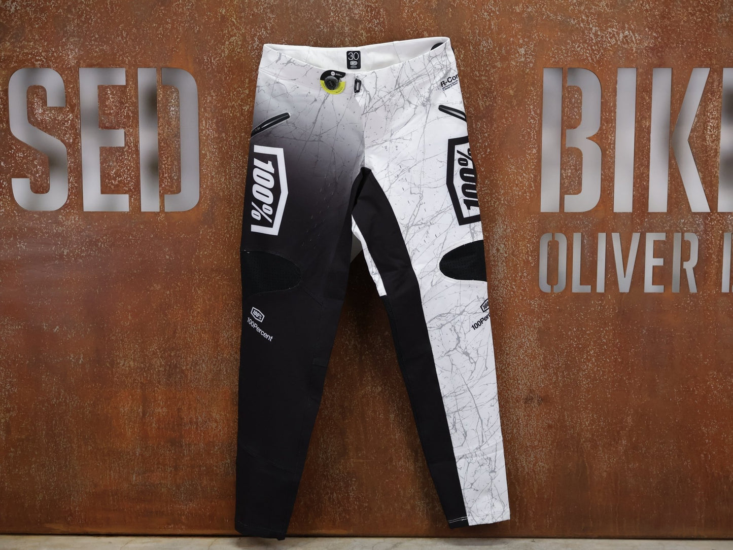 Hosen Herren von 100%, 100% – R - CORE X PANTS / BLACK - WHITE / TREK FACTORY RACING TEAM GRAPHICS / 4 - WAY STRETCH vor USEDBIKES - OB.DE Hintergrund