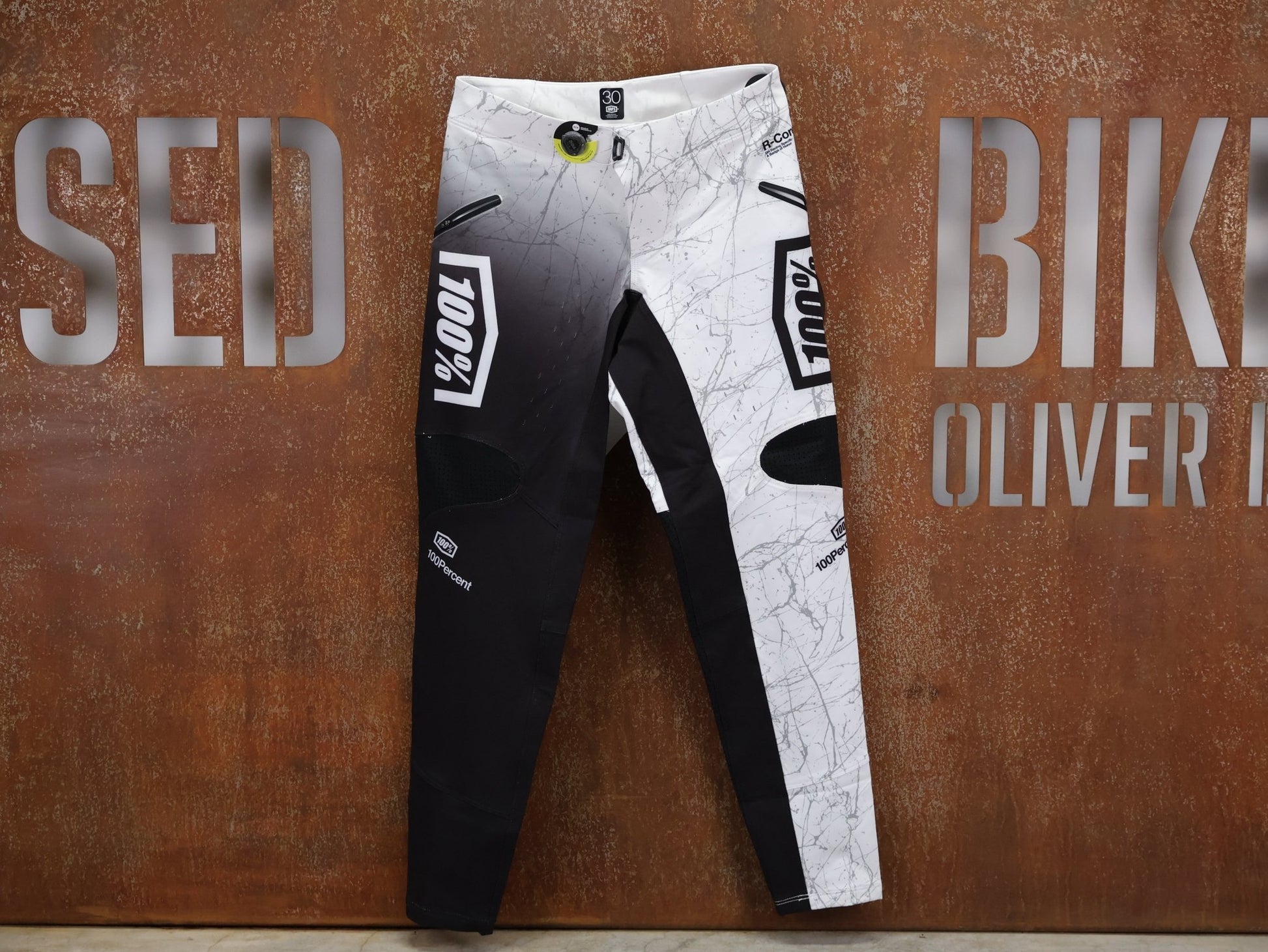 Hosen Herren von 100%, 100% – R - CORE X PANTS / BLACK - WHITE / TREK FACTORY RACING TEAM GRAPHICS / 4 - WAY STRETCH vor USEDBIKES - OB.DE Hintergrund