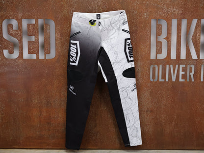Hosen Herren von 100%, 100% – R - CORE X PANTS / BLACK - WHITE / TREK FACTORY RACING TEAM GRAPHICS / 4 - WAY STRETCH vor USEDBIKES - OB.DE Hintergrund