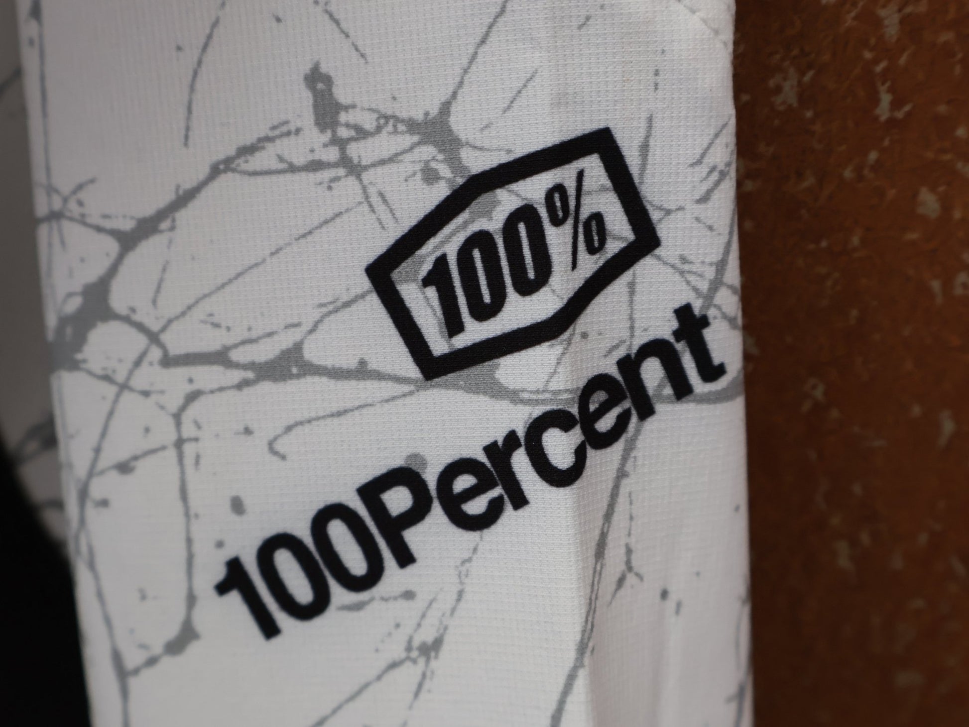 Hosen Herren von 100%, 100% – R - CORE X PANTS / BLACK - WHITE / TREK FACTORY RACING TEAM GRAPHICS / 4 - WAY STRETCH vor USEDBIKES - OB.DE Hintergrund