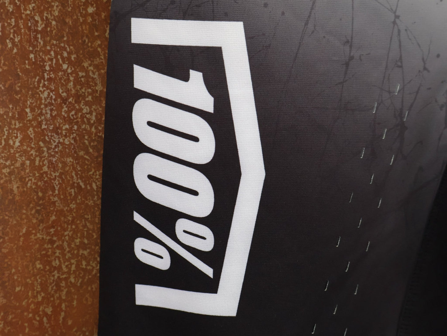 Hosen Herren von 100%, 100% – R - CORE X PANTS / BLACK - WHITE / TREK FACTORY RACING TEAM GRAPHICS / 4 - WAY STRETCH vor USEDBIKES - OB.DE Hintergrund