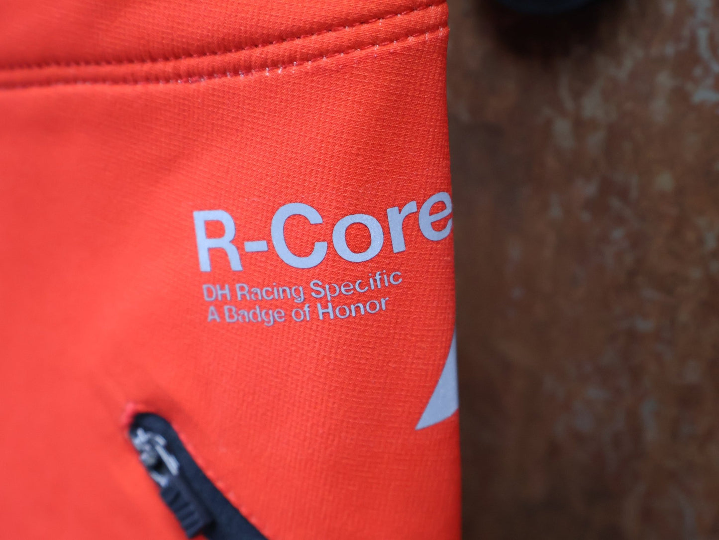 Hosen Herren von 100%, 100% – R - CORE X PANTS / ORANGE - RED / TREK FACTORY RACING TEAM / 4 - WAY STRETCH vor USEDBIKES - OB.DE Hintergrund