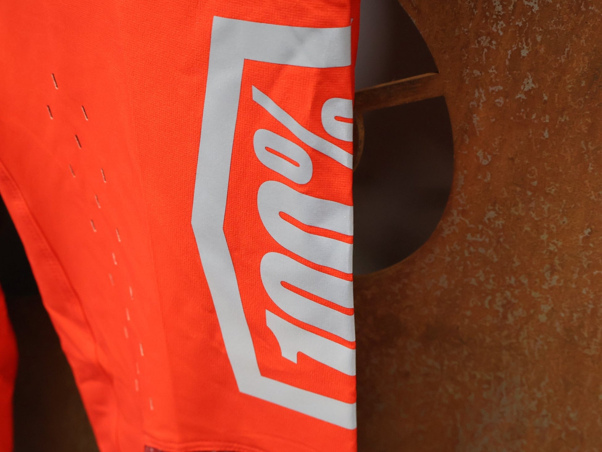 Hosen Herren von 100%, 100% – R - CORE X PANTS / ORANGE - RED / TREK FACTORY RACING TEAM / 4 - WAY STRETCH vor USEDBIKES - OB.DE Hintergrund