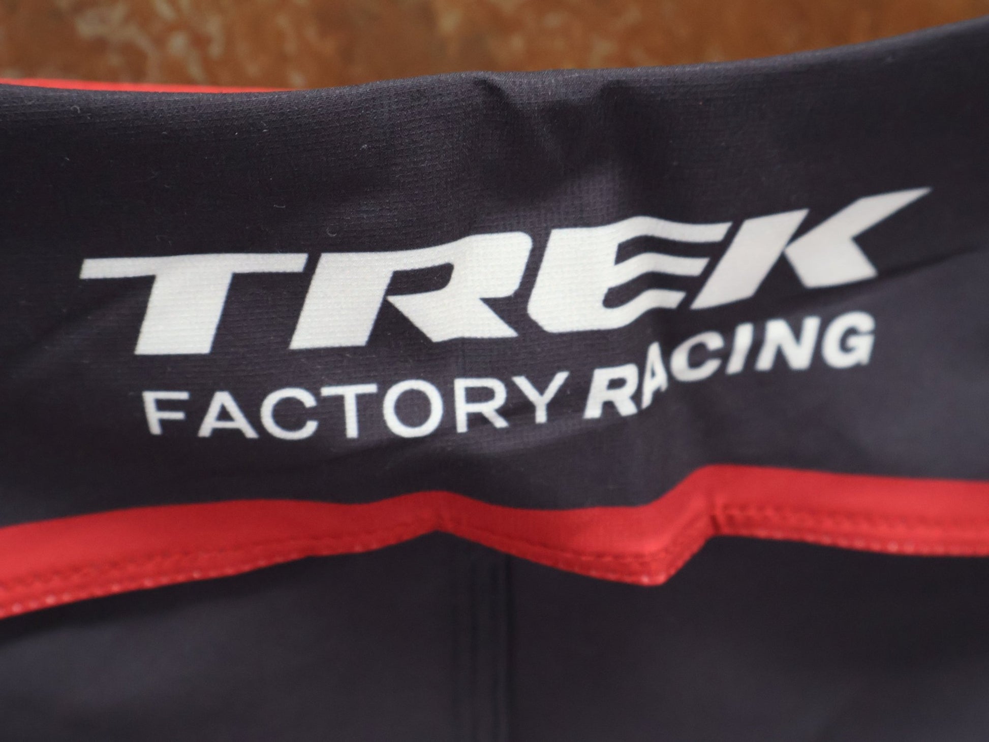 Hosen Herren von 100%, 100% – R - CORE X PANTS / RED - BLACK / TREK FACTORY RACING TEAM / 4 - WAY STRETCH vor USEDBIKES - OB.DE Hintergrund