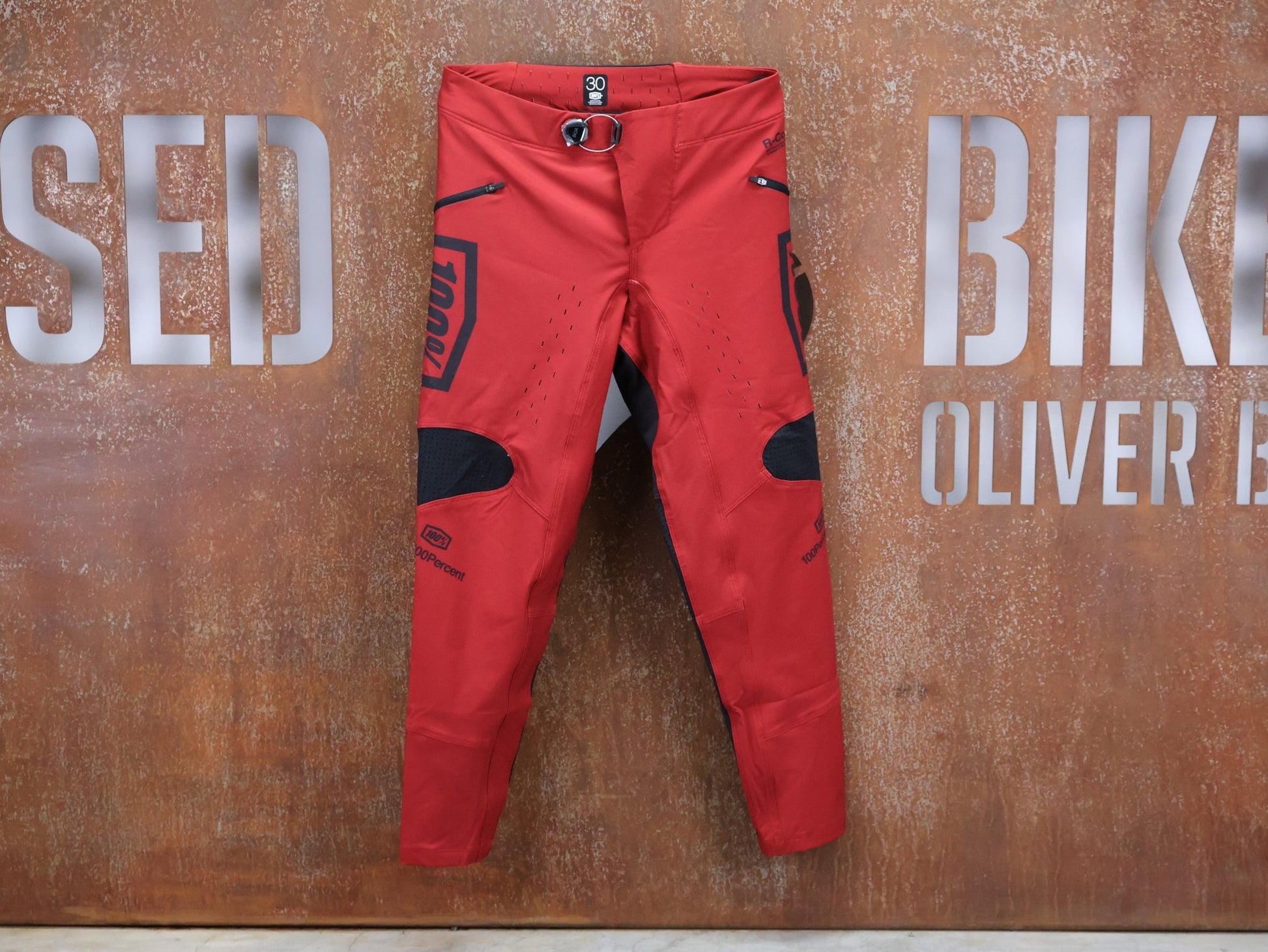 Hosen Herren von 100%, 100% – R - CORE X PANTS / RED - BLACK / TREK FACTORY RACING TEAM / 4 - WAY STRETCH vor USEDBIKES - OB.DE Hintergrund