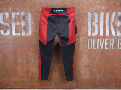 Hosen Herren von 100%, 100% – R - CORE X PANTS / RED - BLACK / TREK FACTORY RACING TEAM / 4 - WAY STRETCH vor USEDBIKES - OB.DE Hintergrund