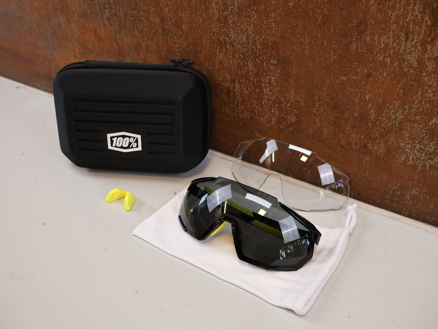 Brillen Zubehör & Ersatzteile von 100%, 100% RACETRAP 3.0 / MTB SPORTBRILLE / GLOSS BLACK SMOKE / WECHSELGLAS vor USEDBIKES-OB.DE Hintergrund